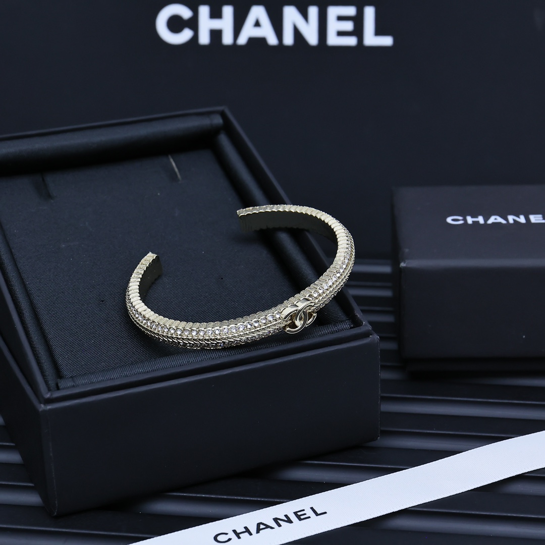 Chanel Double C Logo Bracelet with Golden Emboss and Schwartz Crystal - 图片 4