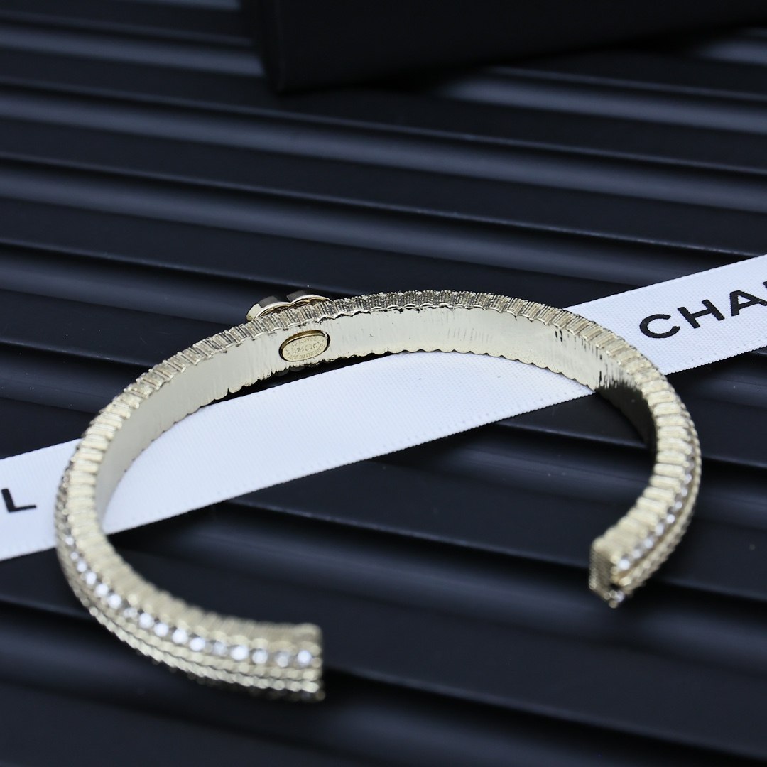 Chanel Double C Logo Bracelet with Golden Emboss and Schwartz Crystal - 图片 3