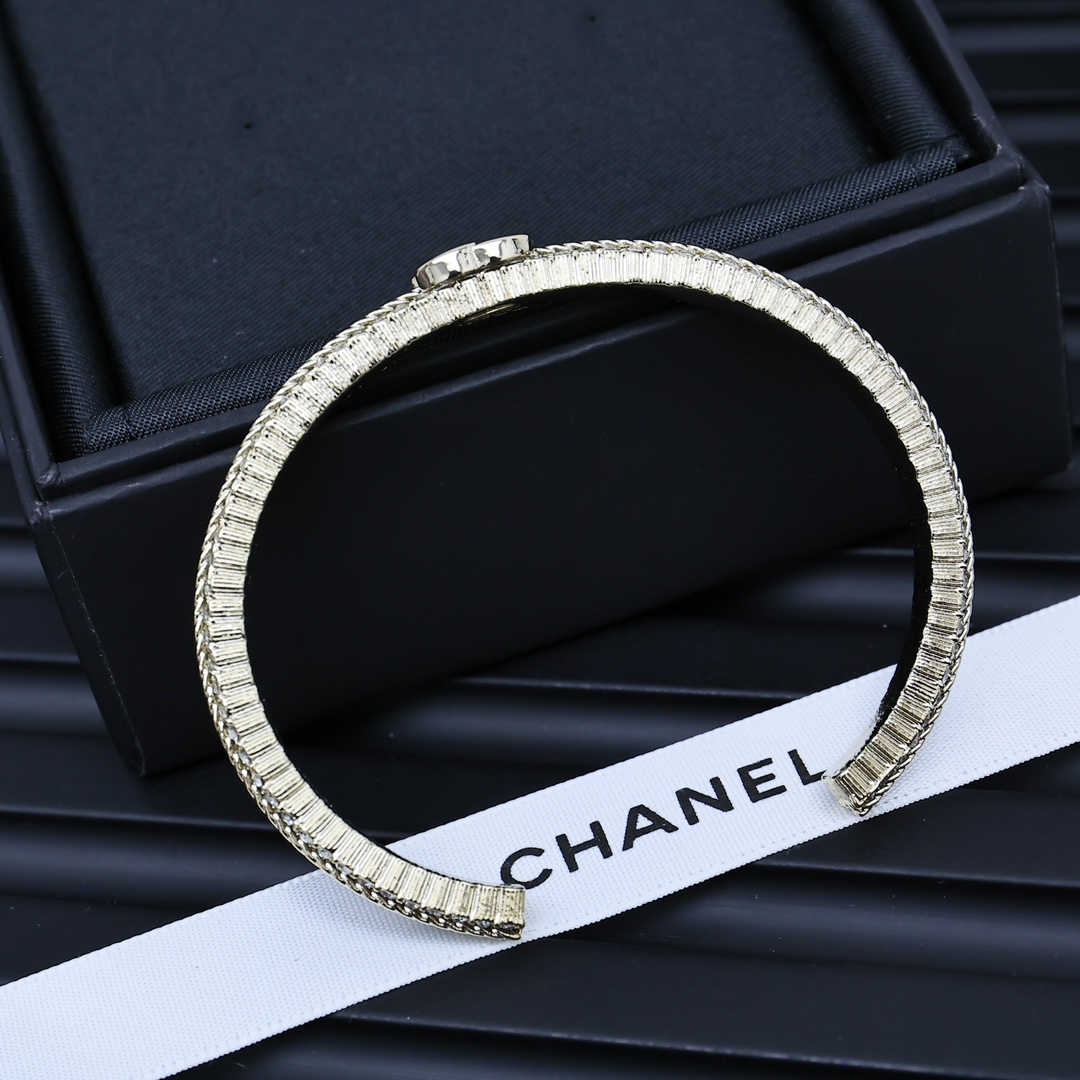 Chanel Double C Logo Bracelet with Golden Emboss and Schwartz Crystal - 图片 2