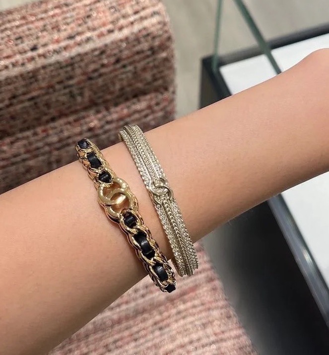 Chanel Double C Logo Bracelet with Golden Emboss and Schwartz Crystal - 图片 7
