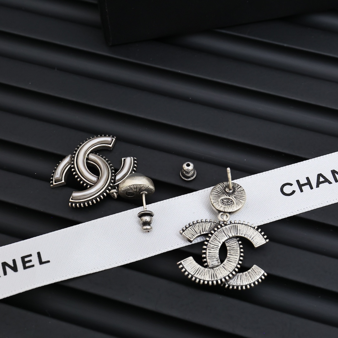  Chanel 双c耳环小香耳环美到冒泡泡
绝美必冲款!超级精致，真多麻灰的珠珠
非常有视觉冲击，赢麻了