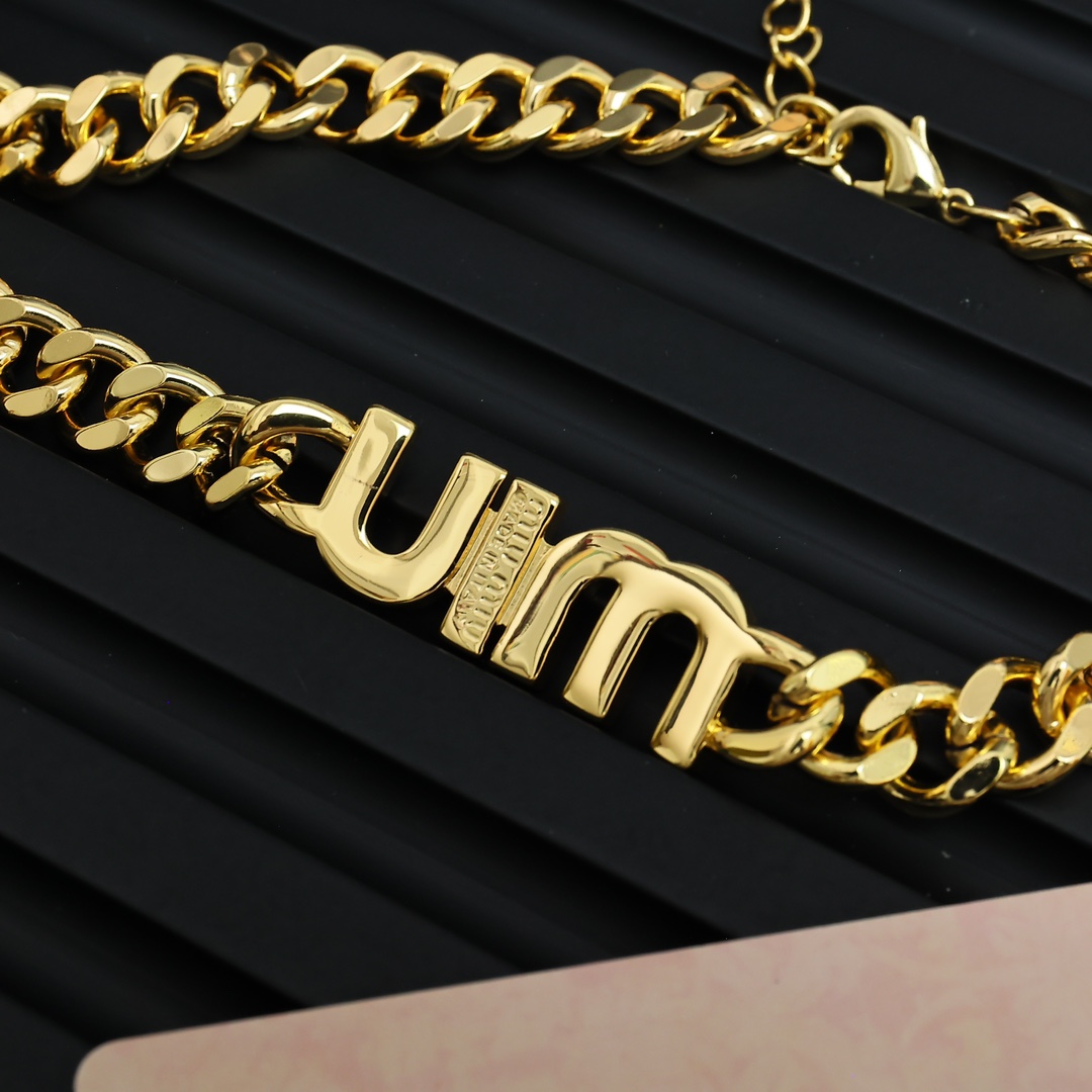  miumiu珐琅字母链条颈链
miumiu的logo设计元素，极简主义，
不只是简单，每个细节都透露出