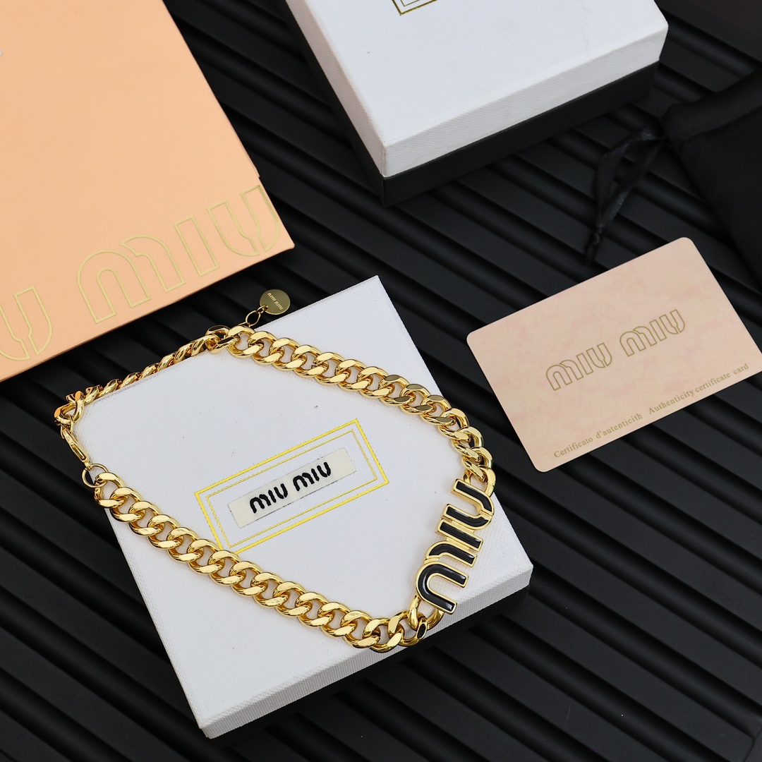  miumiu珐琅字母链条颈链
miumiu的logo设计元素，极简主义，
不只是简单，每个细节都透露出