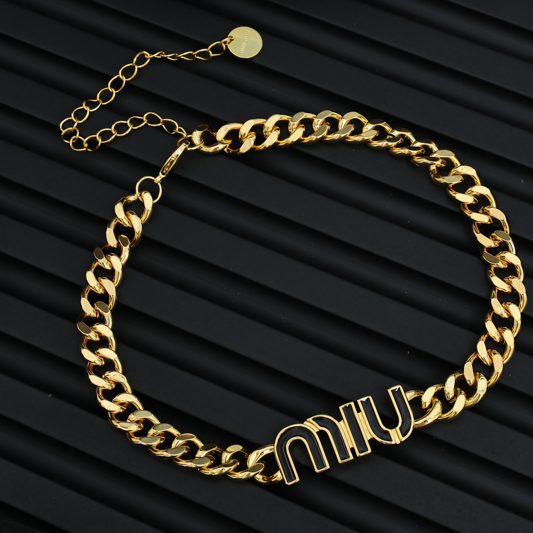 miumiu珐琅字母链条颈链
miumiu的logo设计元素，极简主义，
不只是简单，每个细节都透露出