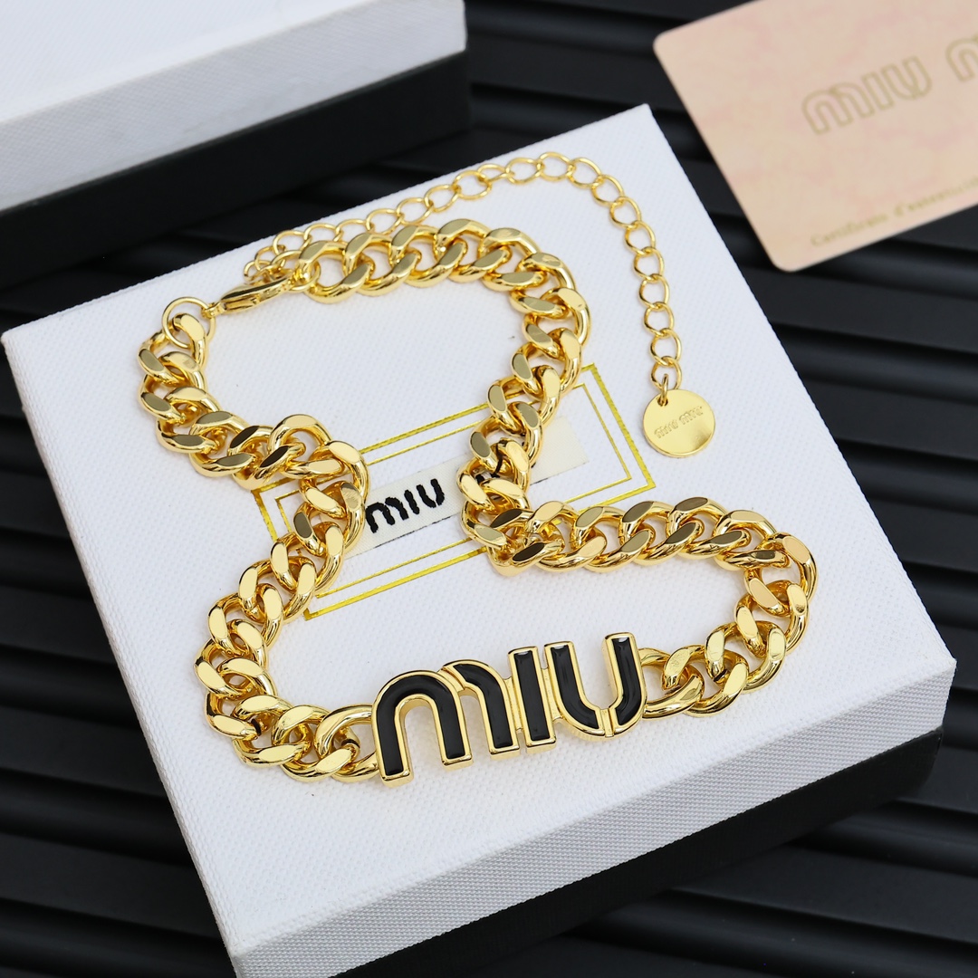  miumiu珐琅字母链条颈链
miumiu的logo设计元素，极简主义，
不只是简单，每个细节都透露出