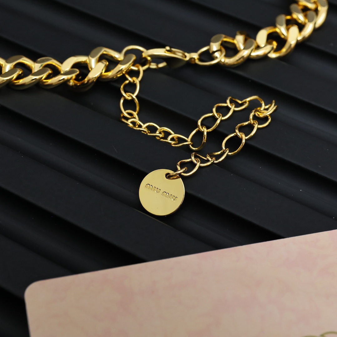  miumiu珐琅字母链条颈链
miumiu的logo设计元素，极简主义，
不只是简单，每个细节都透露出