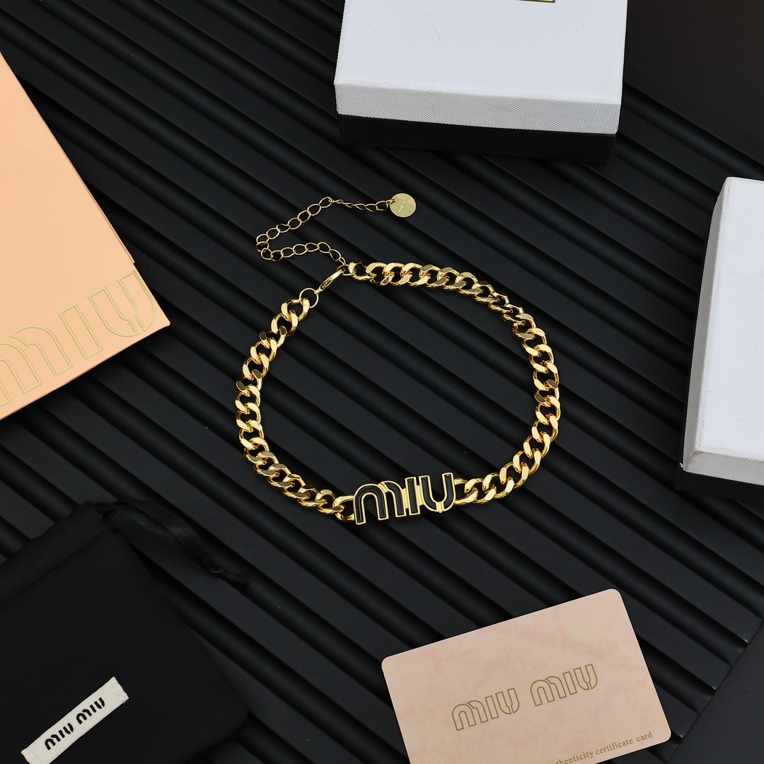  miumiu珐琅字母链条颈链
miumiu的logo设计元素，极简主义，
不只是简单，每个细节都透露出