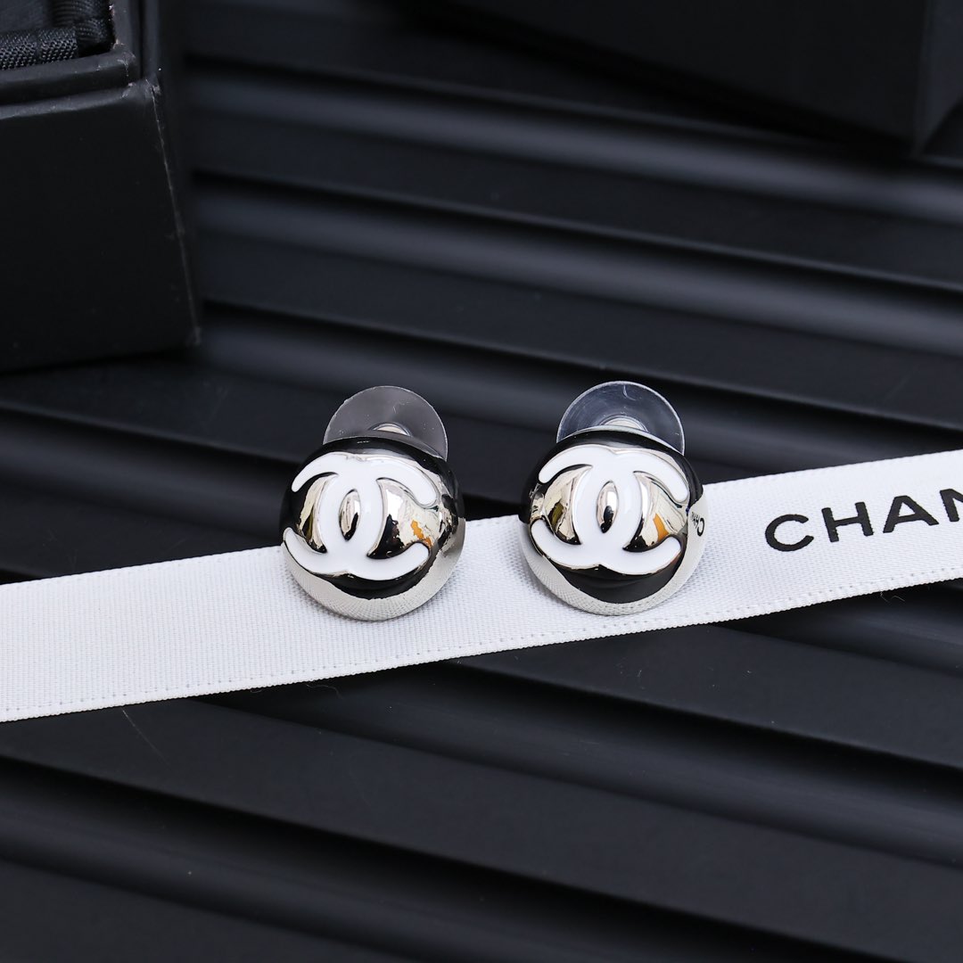  Chanel25c爆款断货之王，半球耳钉，
一拆开就惊艳到了，这设计简直了!
戴上它，感觉自己就是所有