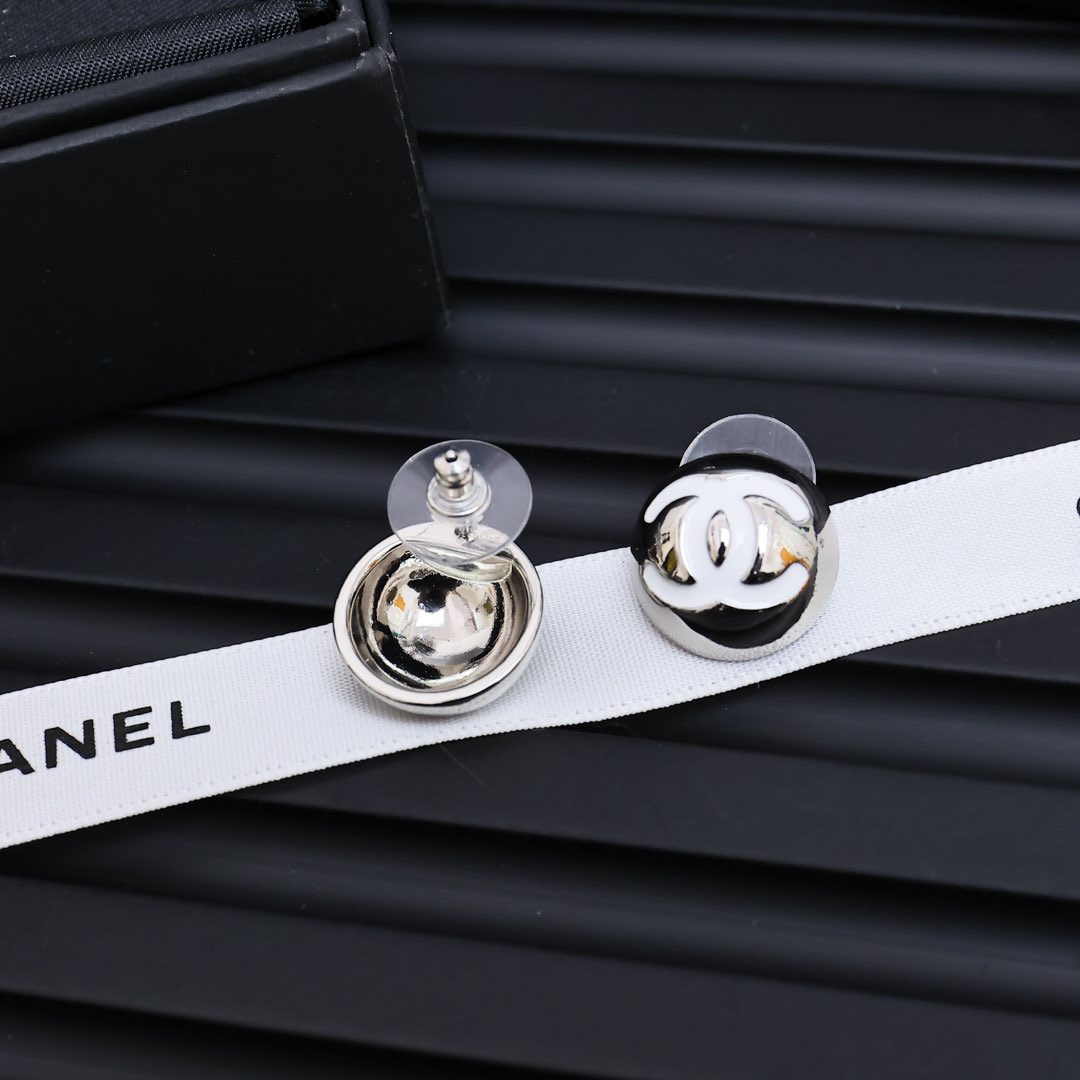  Chanel25c爆款断货之王，半球耳钉，
一拆开就惊艳到了，这设计简直了!
戴上它，感觉自己就是所有