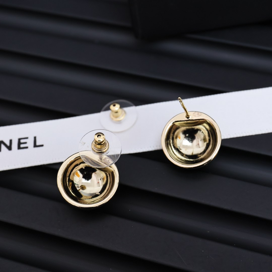  Chanel25c爆款断货之王，半球耳钉，
一拆开就惊艳到了，这设计简直了!
戴上它，感觉自己就是所有