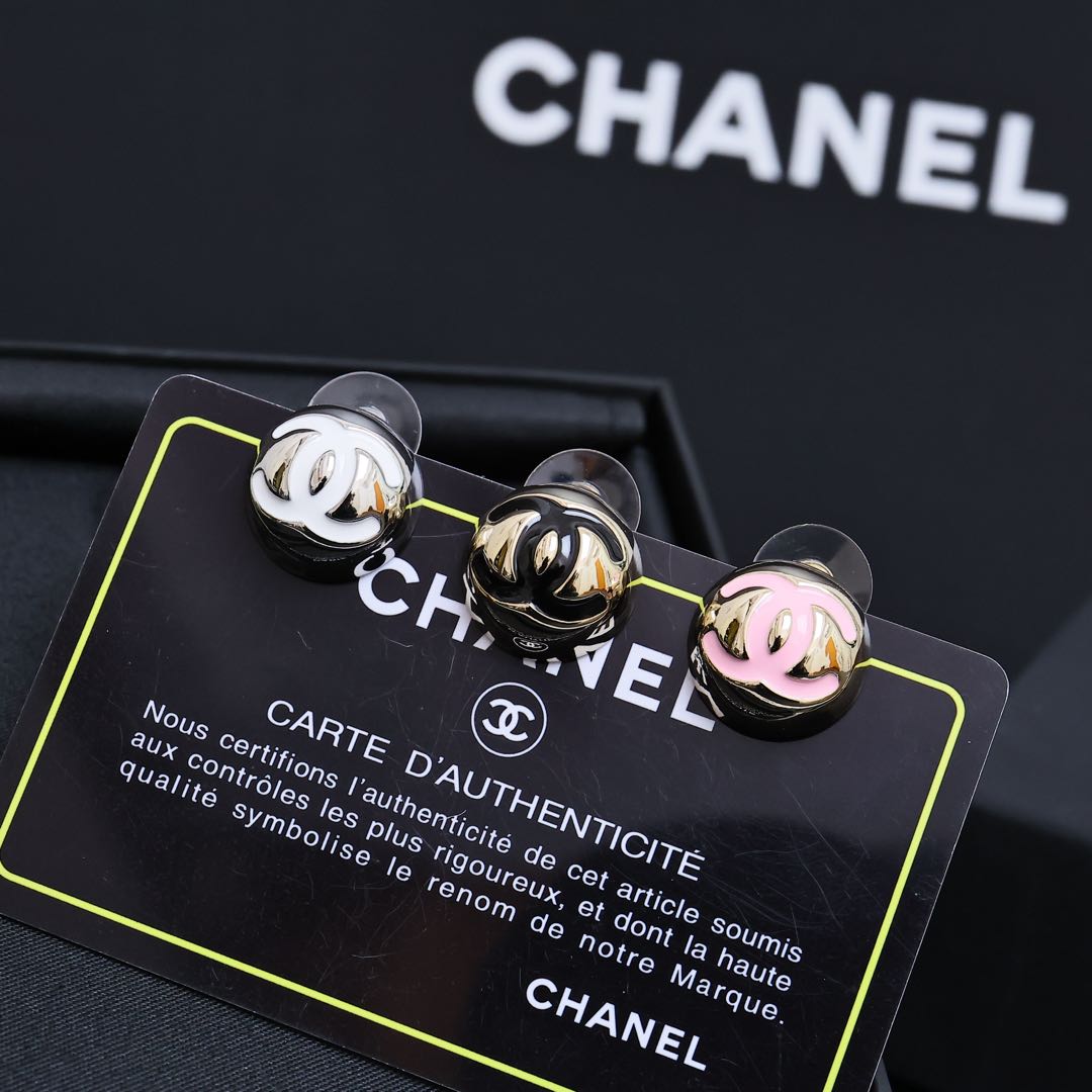  Chanel25c爆款断货之王，半球耳钉，
一拆开就惊艳到了，这设计简直了!
戴上它，感觉自己就是所有