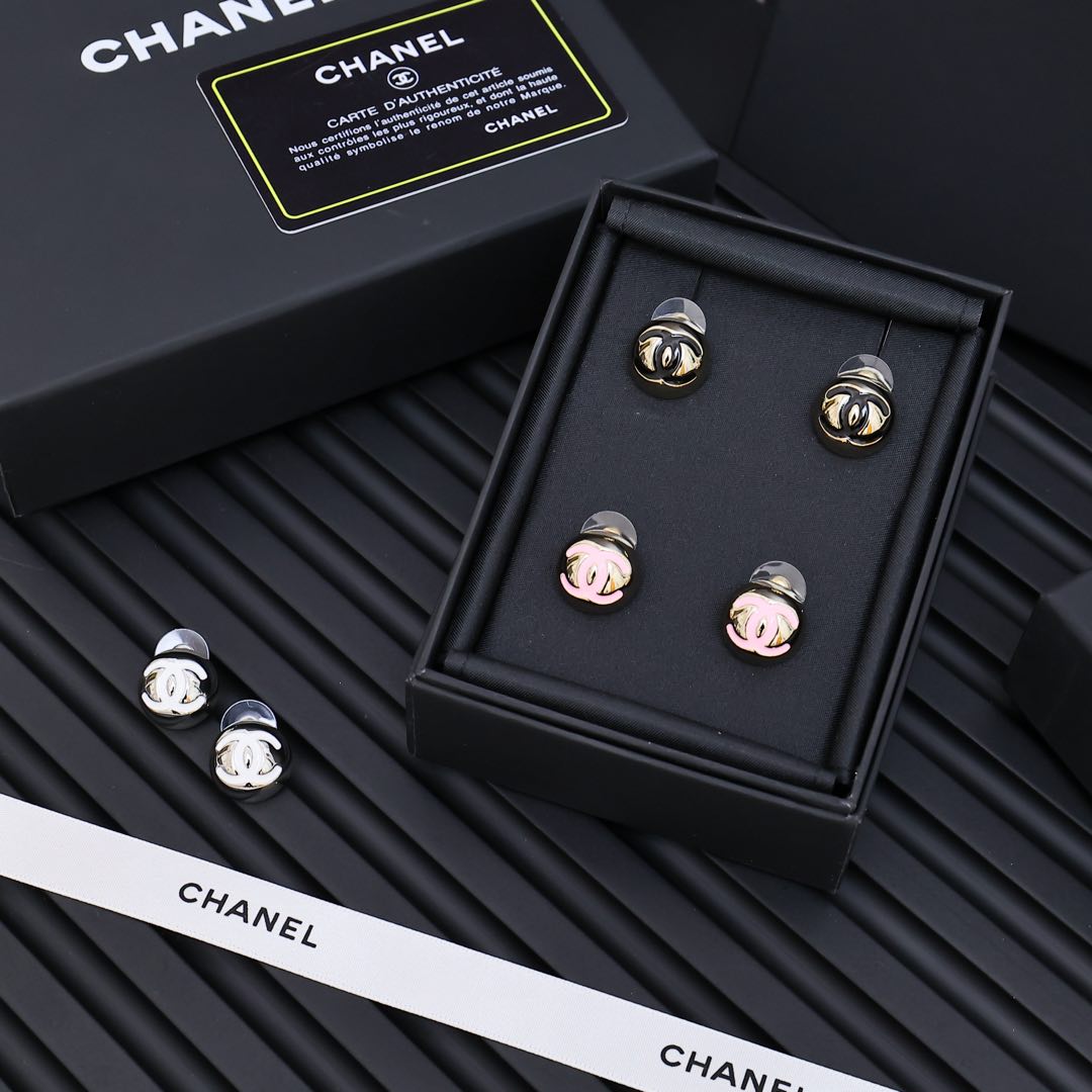  Chanel25c爆款断货之王，半球耳钉，
一拆开就惊艳到了，这设计简直了!
戴上它，感觉自己就是所有