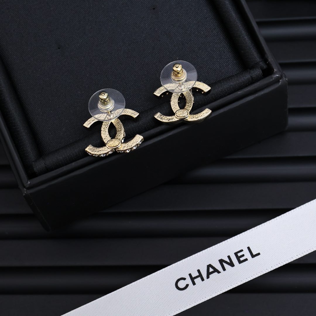  Chanel经典半钻双C小耳钉
简约大方日常款，工艺非常的精致，浅金色太高级了!真心的美，巨百搭巨耐看