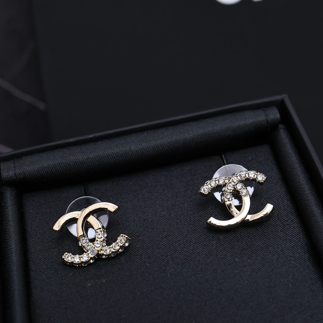  Chanel经典半钻双C小耳钉
简约大方日常款，工艺非常的精致，浅金色太高级了!真心的美，巨百搭巨耐看