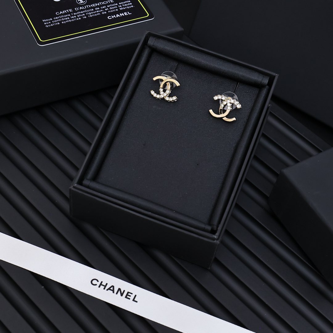  Chanel经典半钻双C小耳钉
简约大方日常款，工艺非常的精致，浅金色太高级了!真心的美，巨百搭巨耐看