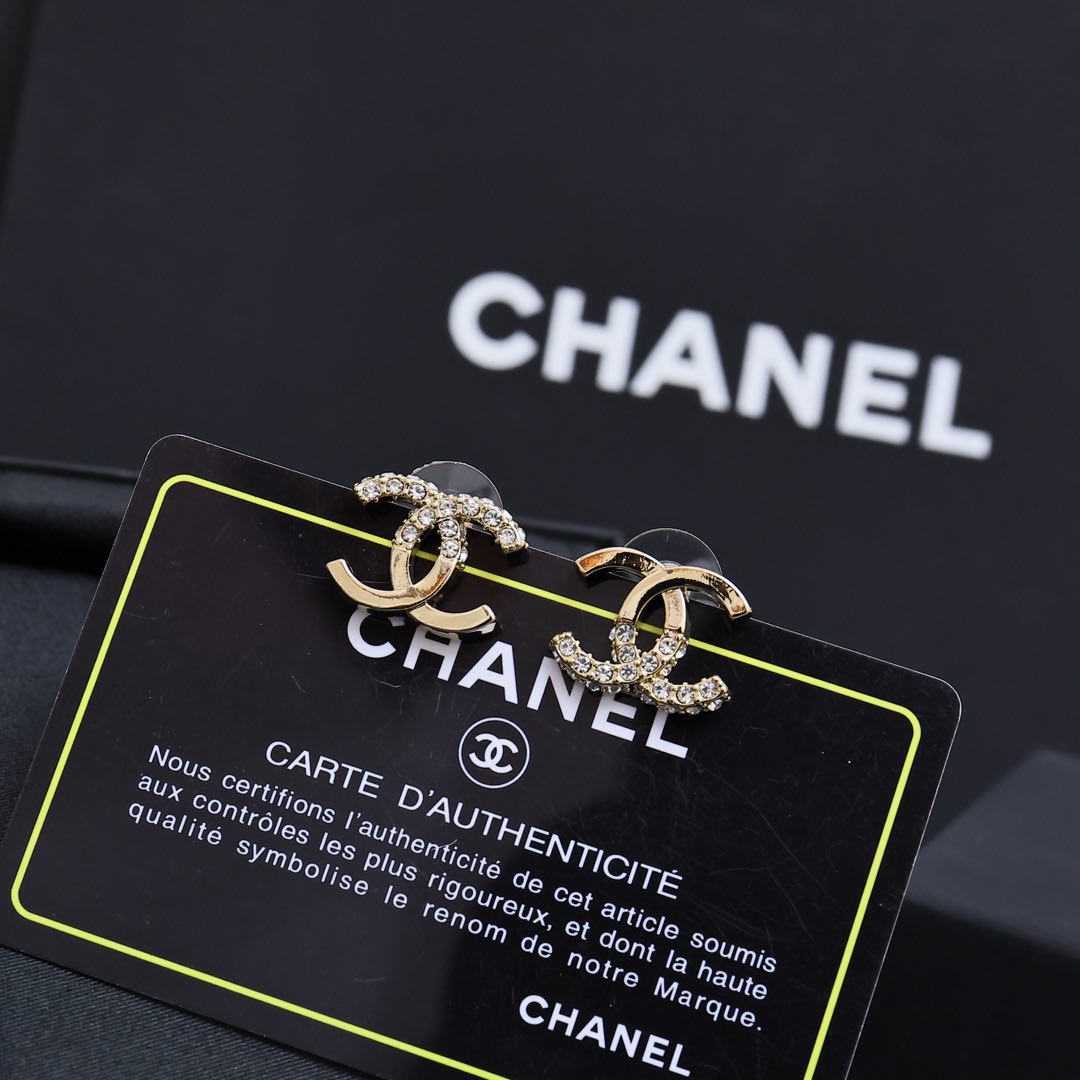  Chanel经典半钻双C小耳钉
简约大方日常款，工艺非常的精致，浅金色太高级了!真心的美，巨百搭巨耐看