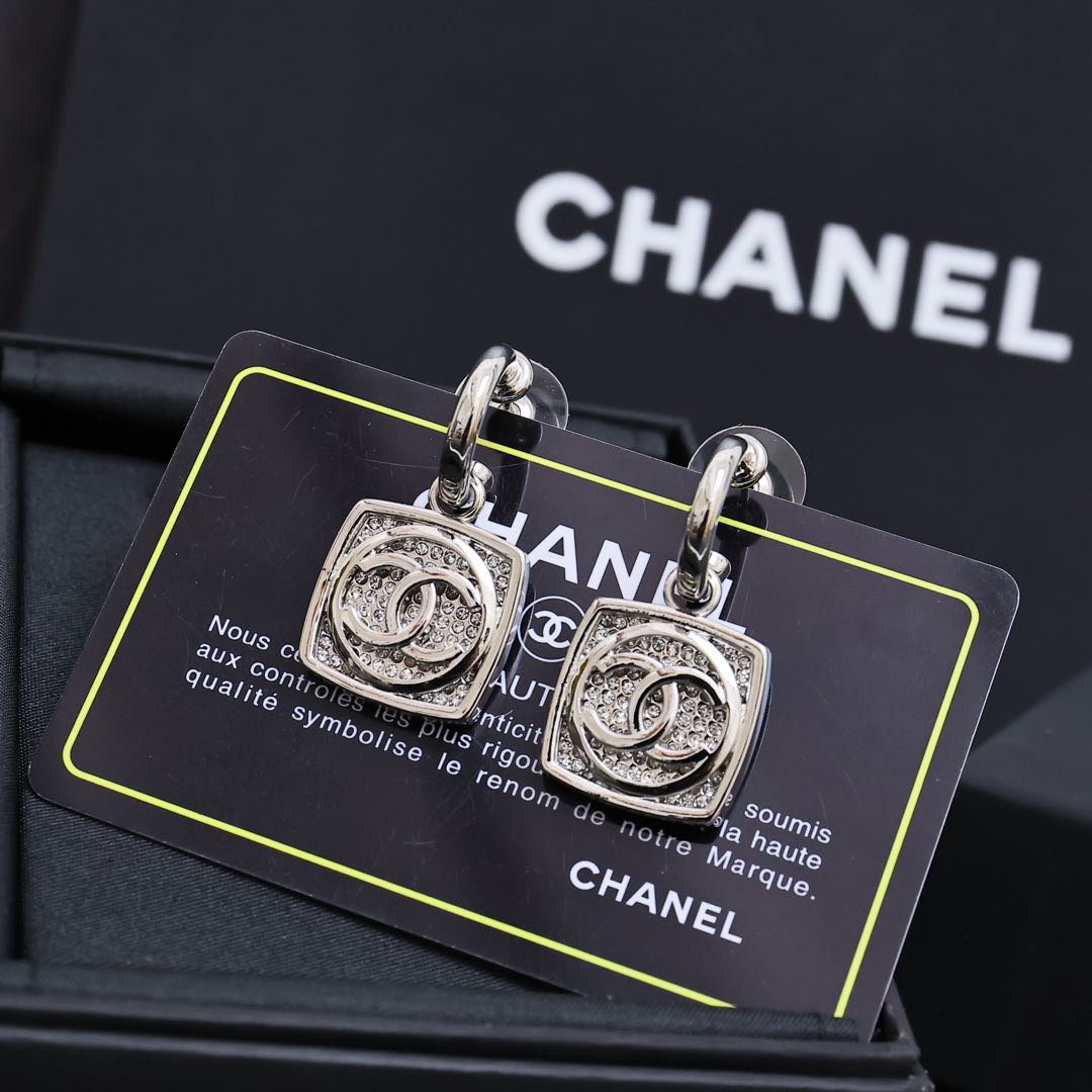  Chanel25c重工满钻方块爆闪银色方块
太时尚了，一秒变博主
细节简直惊艳到我美艳绝伦
11005