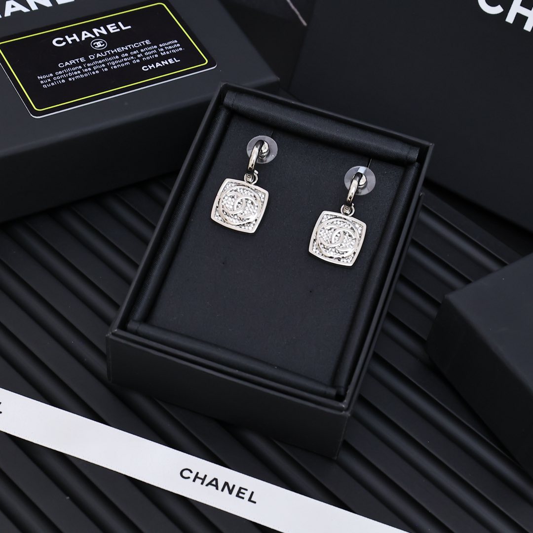  Chanel25c重工满钻方块爆闪银色方块
太时尚了，一秒变博主
细节简直惊艳到我美艳绝伦
11005