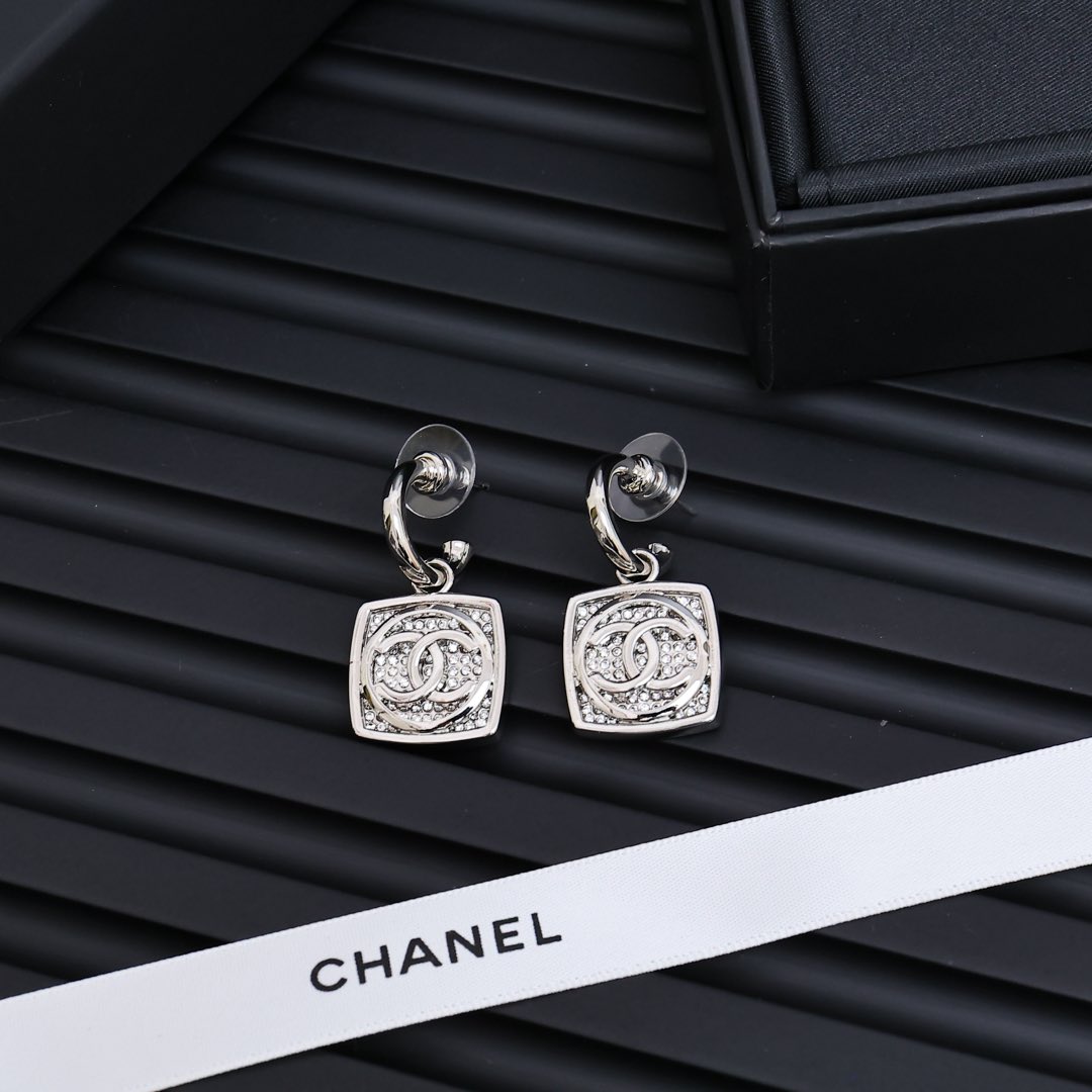 Chanel25c重工满钻方块爆闪银色方块
太时尚了，一秒变博主
细节简直惊艳到我美艳绝伦
11005