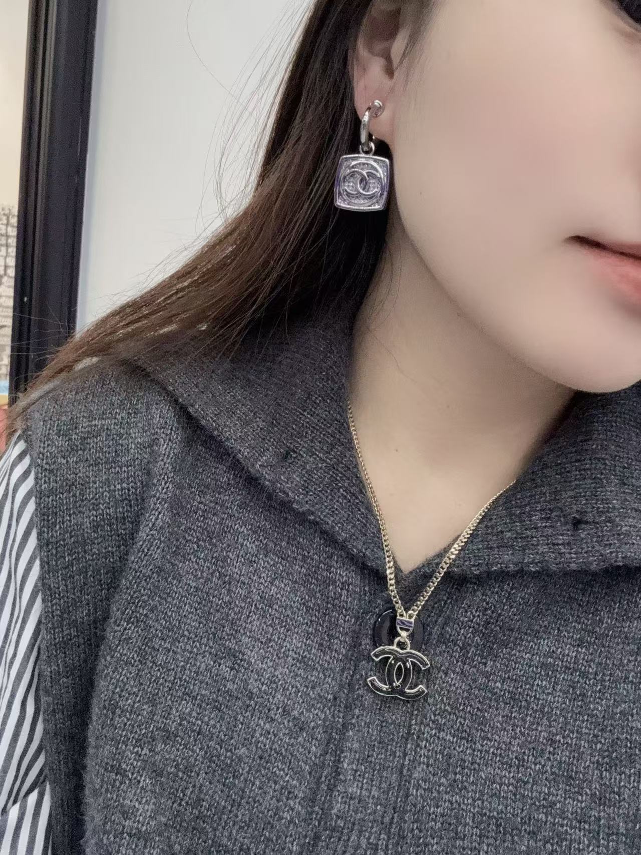  Chanel25c重工满钻方块爆闪银色方块
太时尚了，一秒变博主
细节简直惊艳到我美艳绝伦
11005