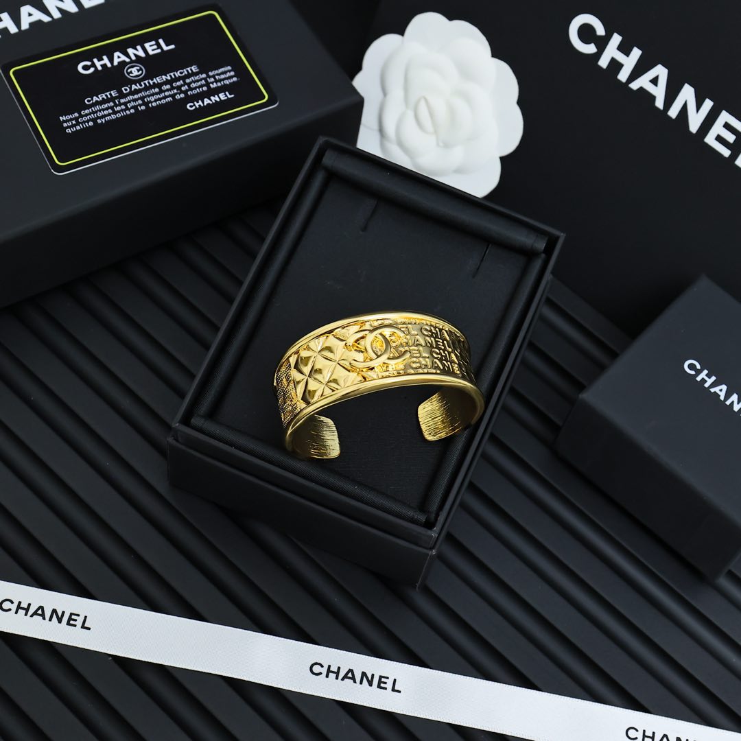 Chanel 25新款中古菱格纹宽手镯get到宫廷风的魅力～贼显贵气菱格纹路搭配麦穗纹经典高级显贵气 单