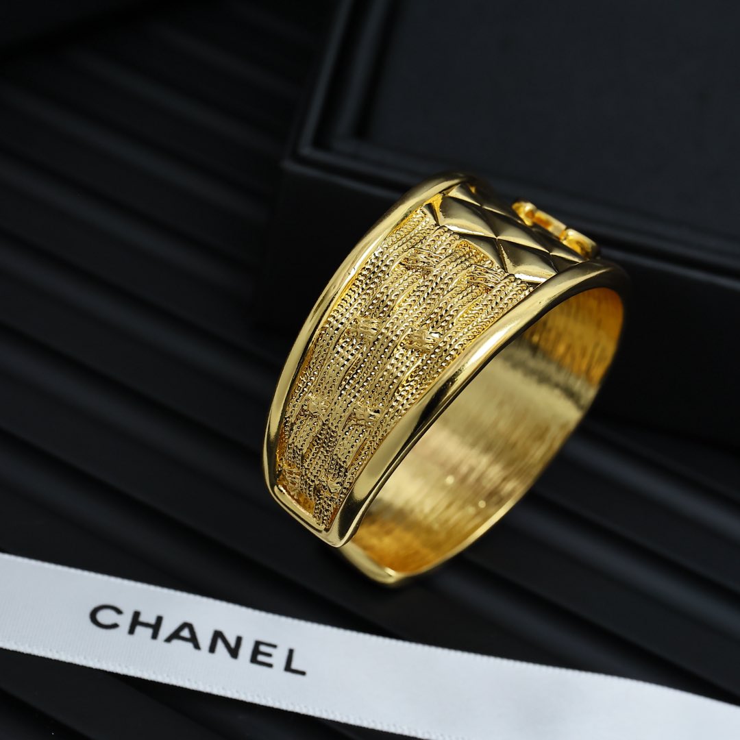 Chanel 25新款中古菱格纹宽手镯get到宫廷风的魅力～贼显贵气菱格纹路搭配麦穗纹经典高级显贵气 单