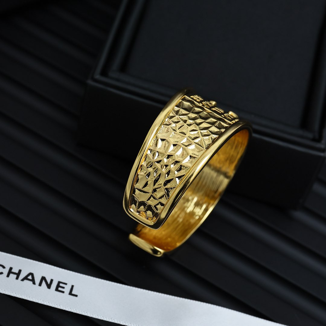 Chanel 25新款中古菱格纹宽手镯get到宫廷风的魅力～贼显贵气菱格纹路搭配麦穗纹经典高级显贵气 单