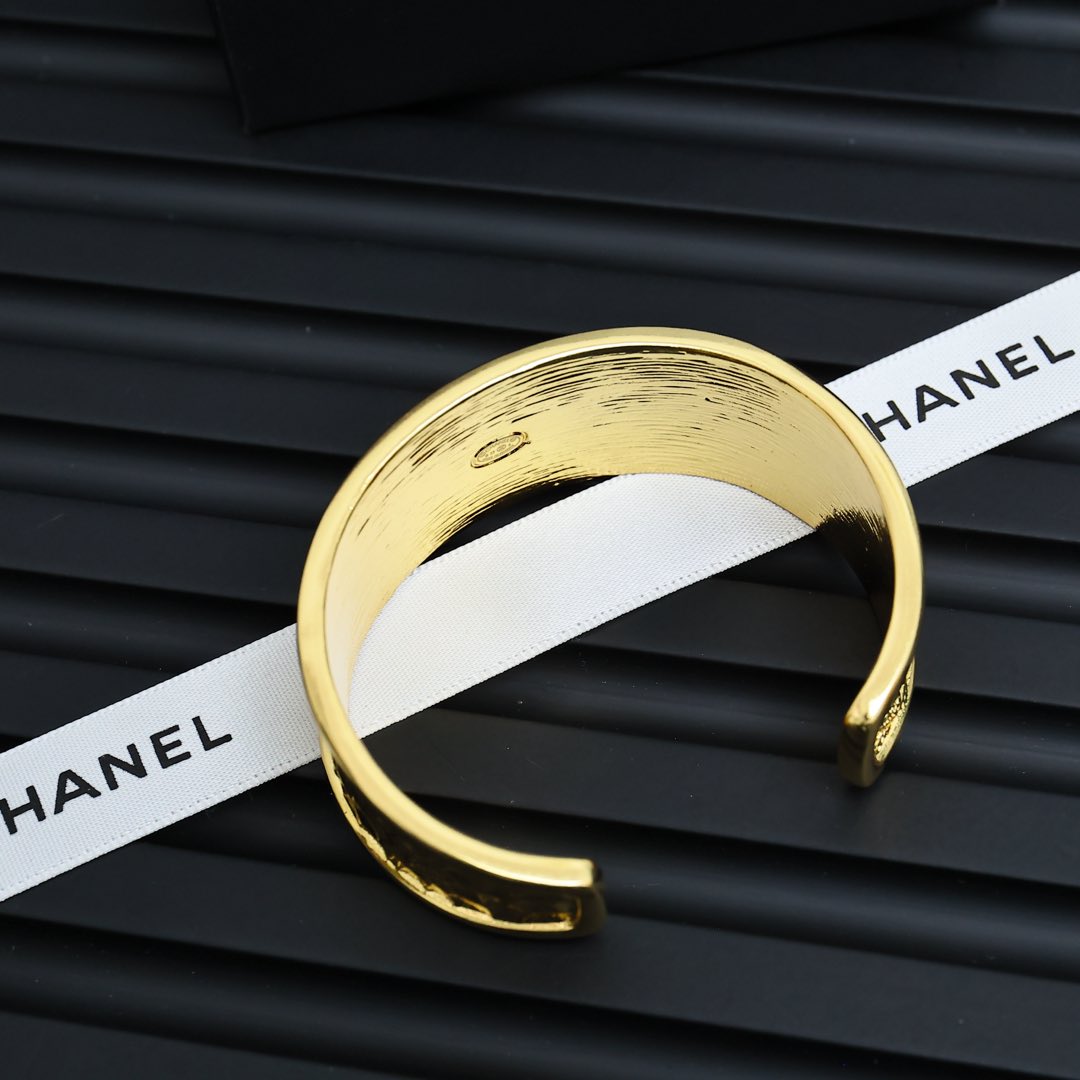 Chanel 25新款中古菱格纹宽手镯get到宫廷风的魅力～贼显贵气菱格纹路搭配麦穗纹经典高级显贵气 单