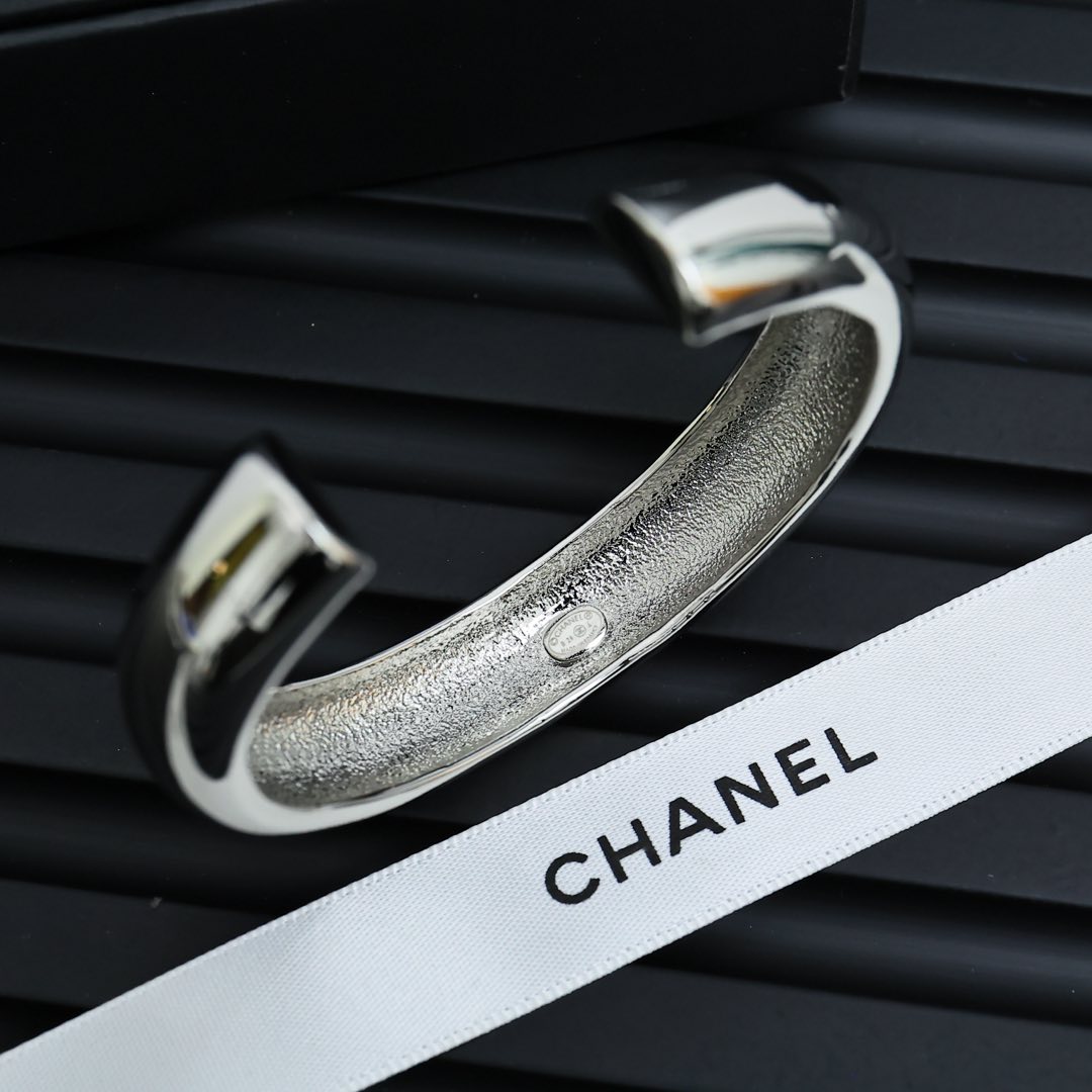 Chanel银色珐琅字母手镯
单戴叠戴都很漂亮，很显气质
120060
