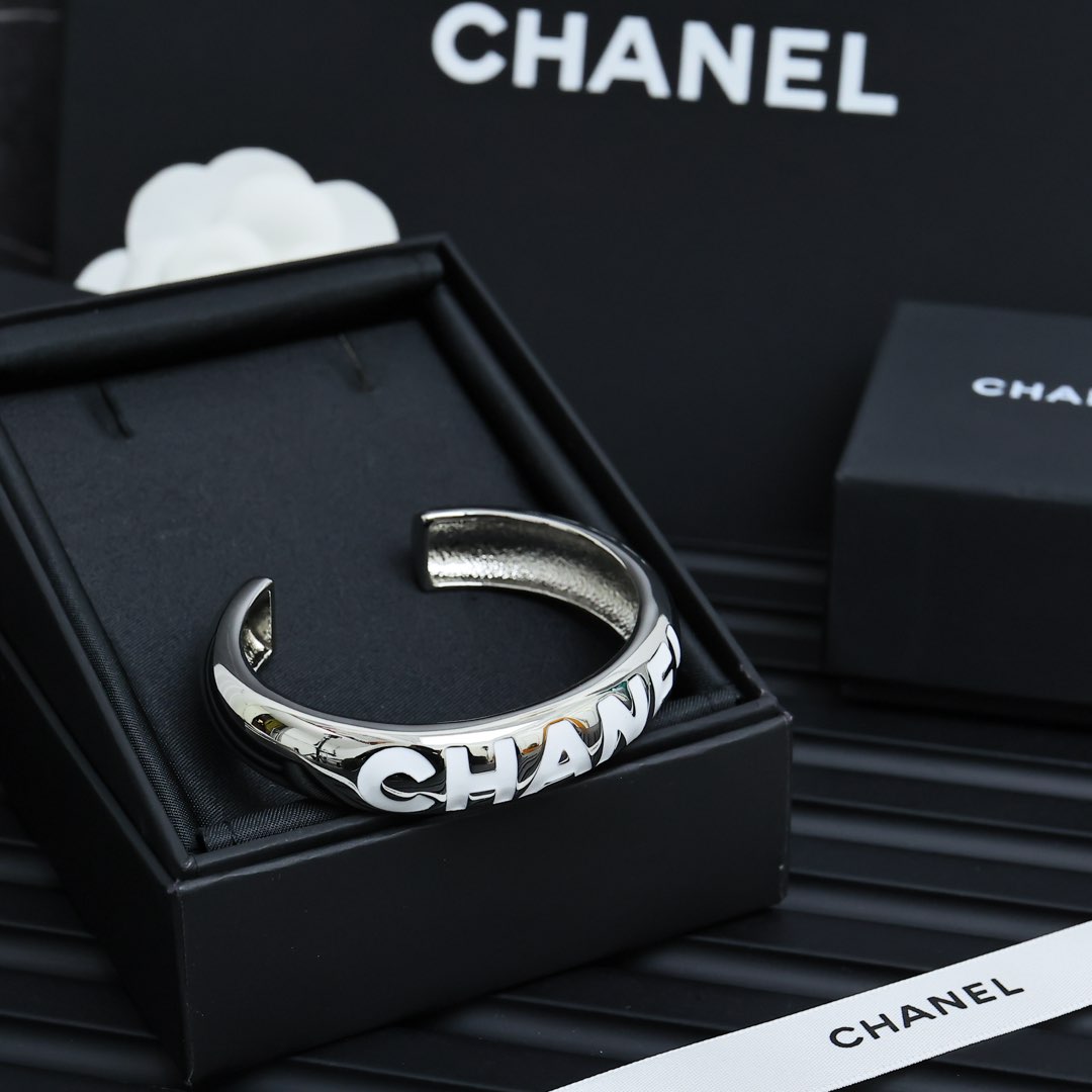  Chanel银色珐琅字母手镯
单戴叠戴都很漂亮，很显气质
120060