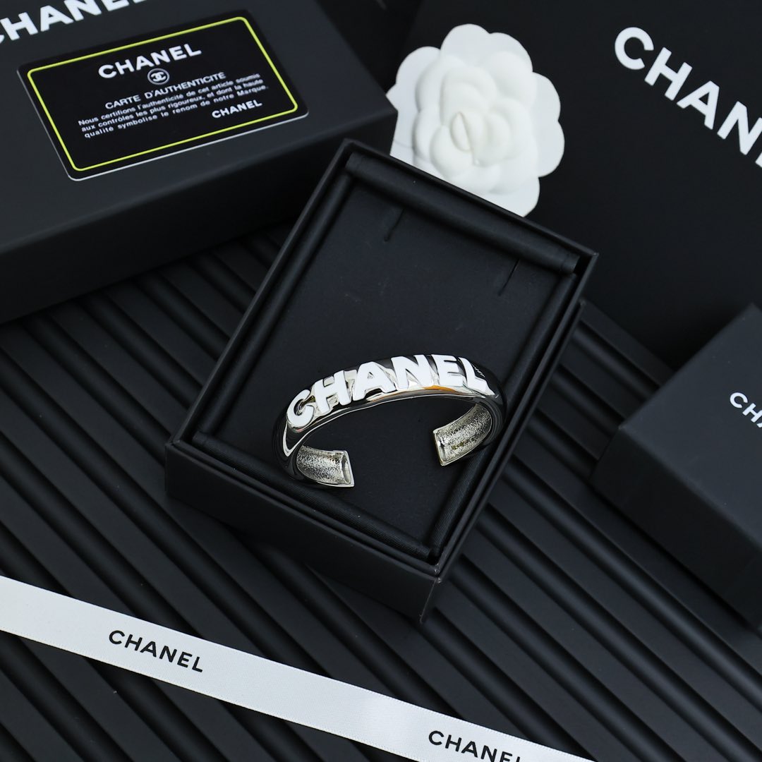  Chanel银色珐琅字母手镯
单戴叠戴都很漂亮，很显气质
120060