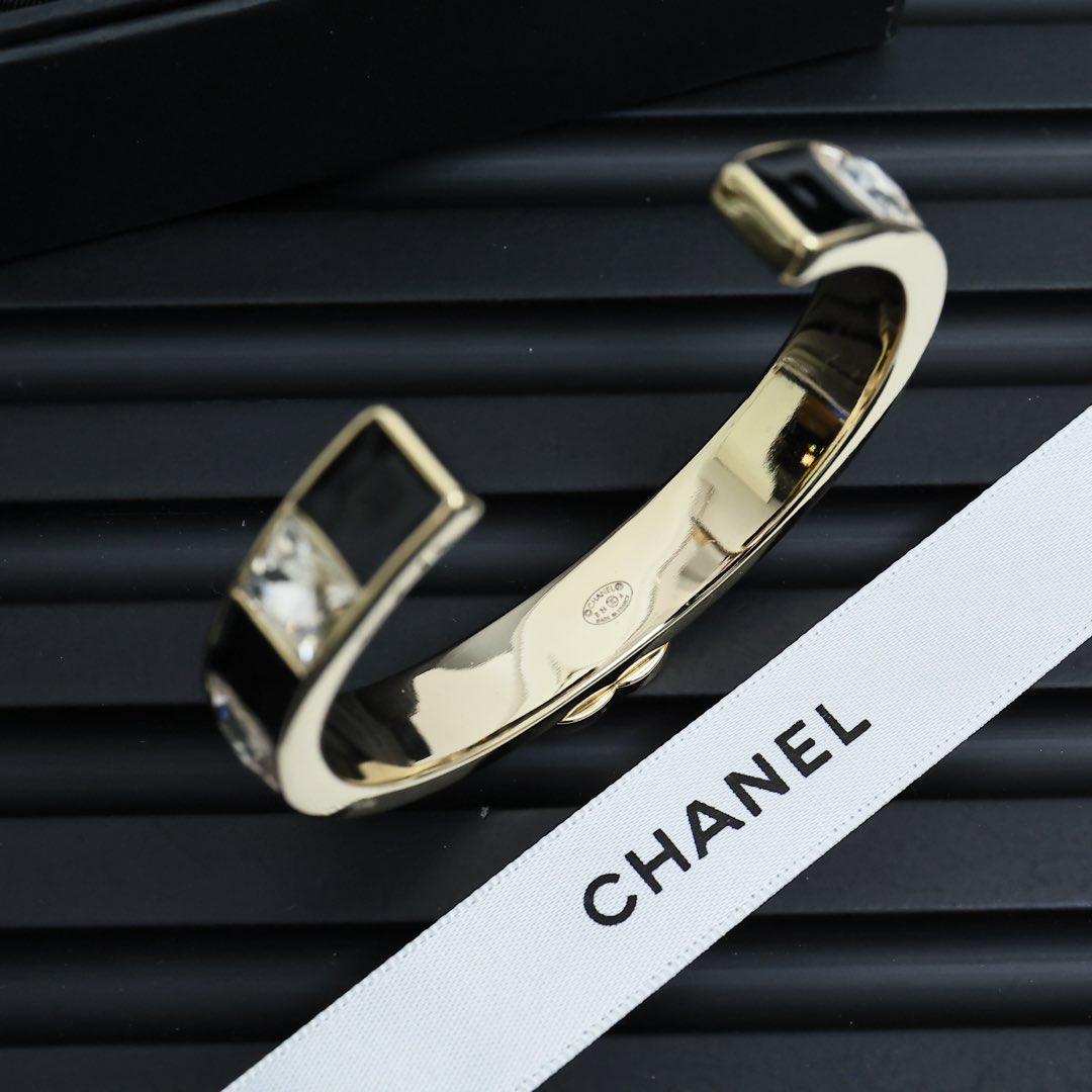  Chanel黑白珐琅方格间钻字母手镯
单戴叠戴都很漂亮，很显气质
130065