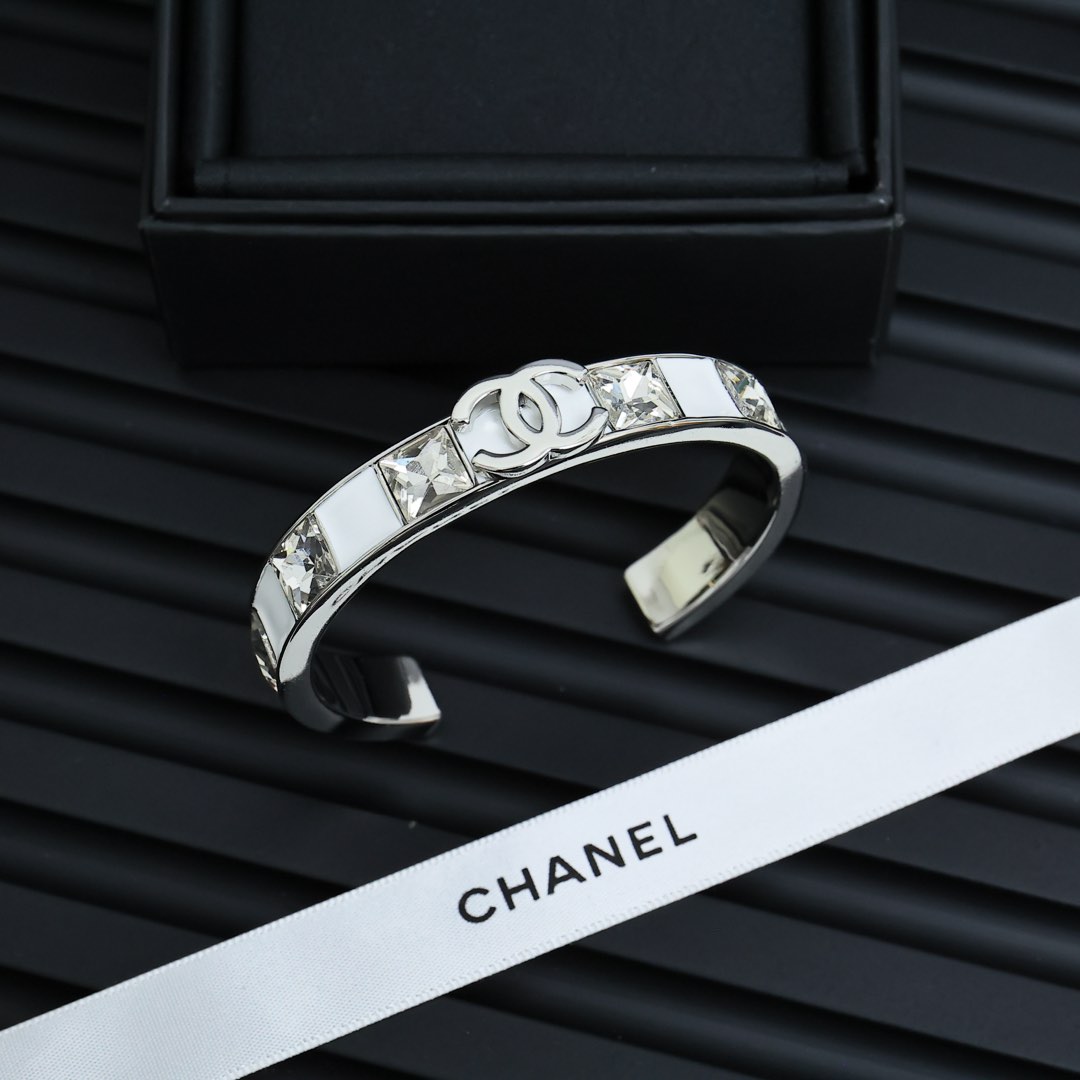  Chanel黑白珐琅方格间钻字母手镯
单戴叠戴都很漂亮，很显气质
130065