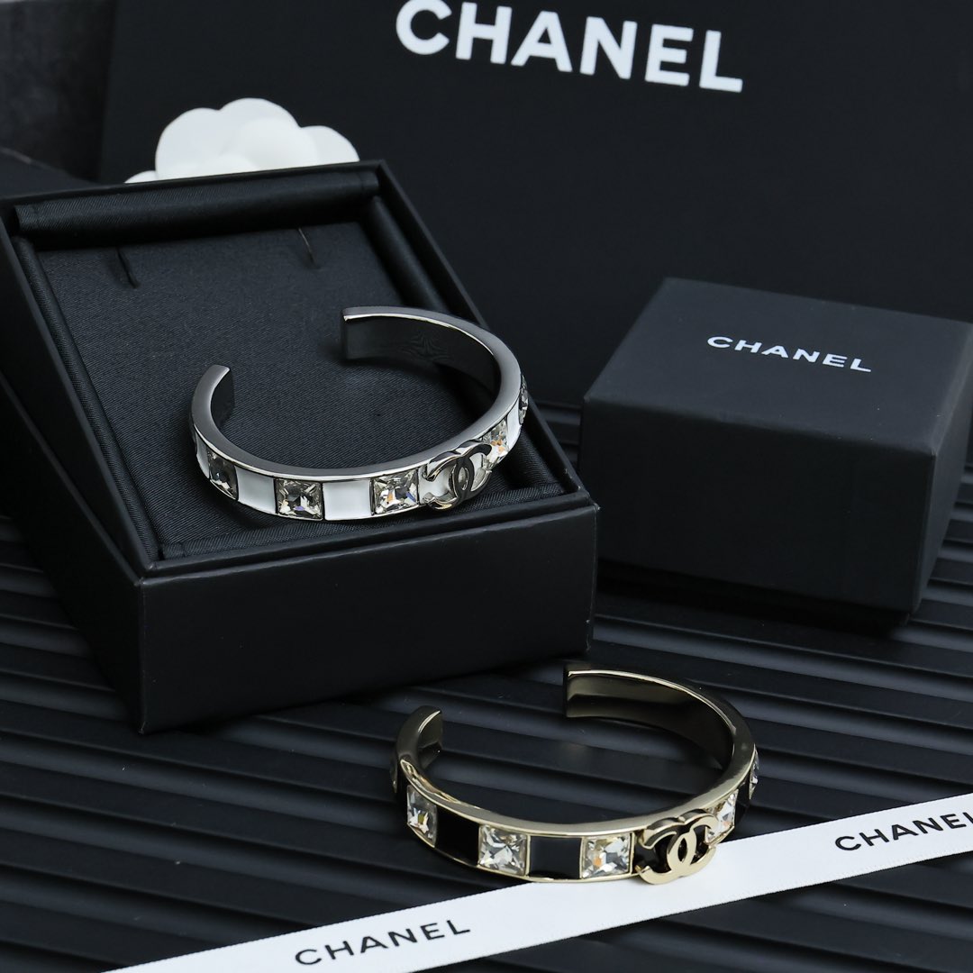  Chanel黑白珐琅方格间钻字母手镯
单戴叠戴都很漂亮，很显气质
130065