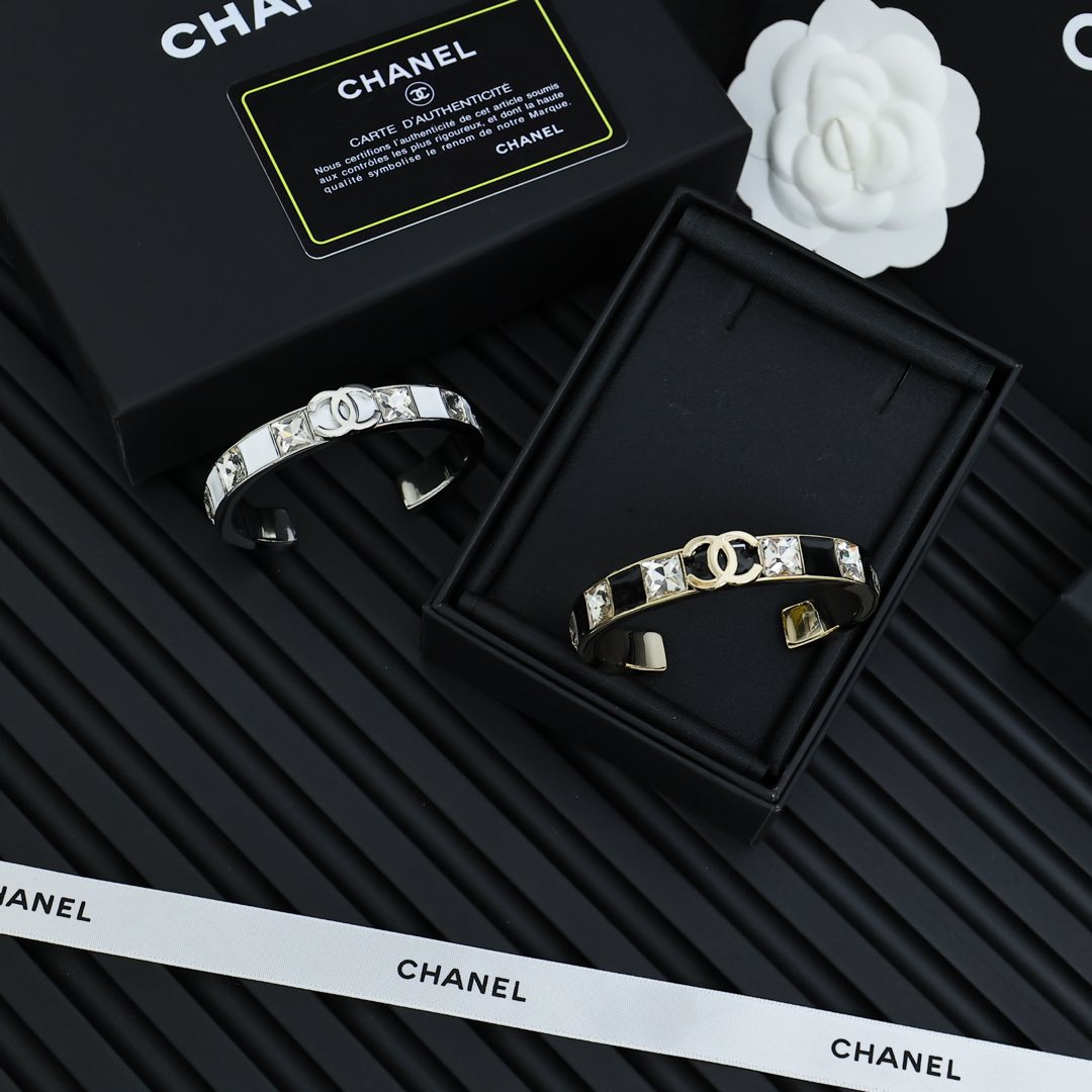  Chanel黑白珐琅方格间钻字母手镯
单戴叠戴都很漂亮，很显气质
130065