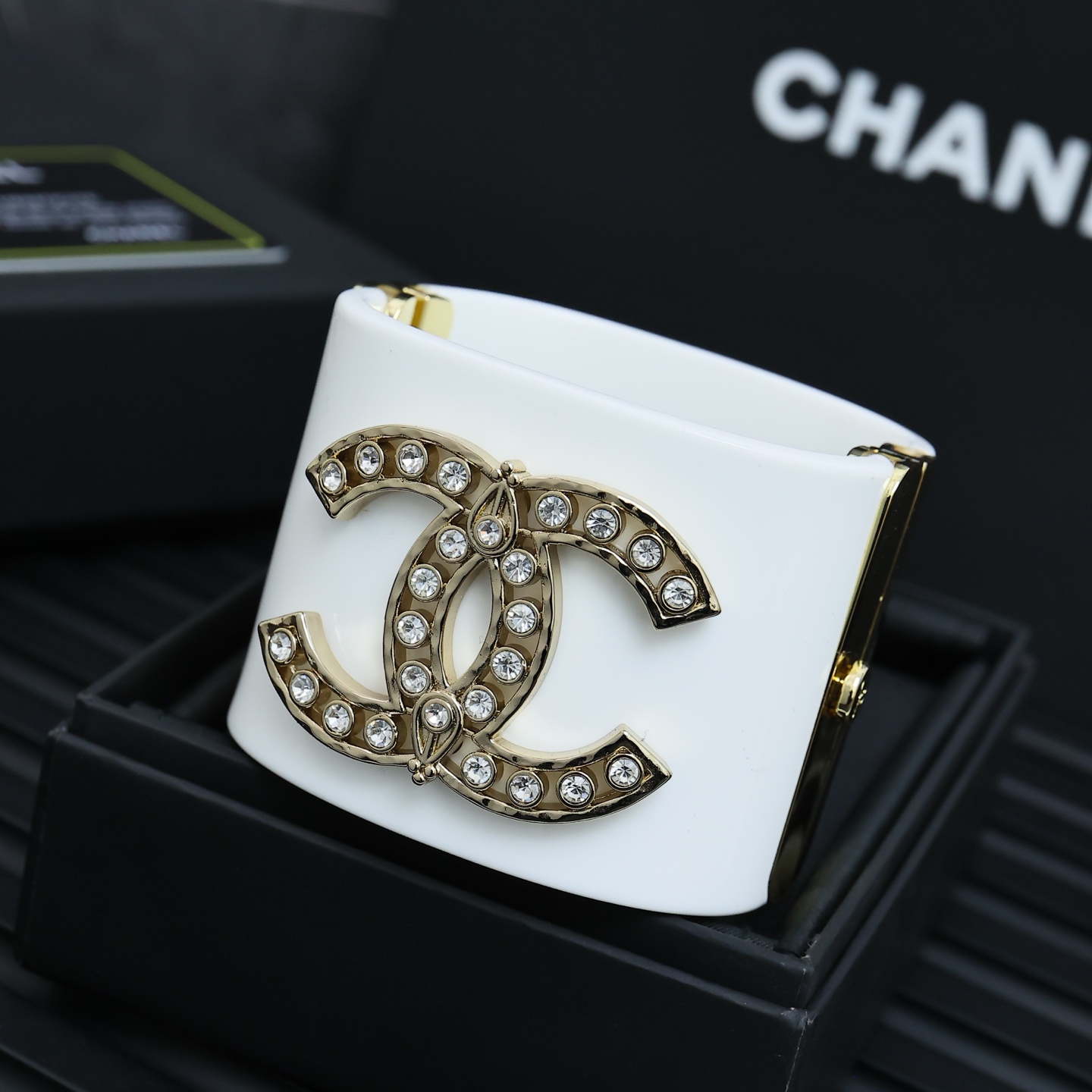  Chanel亚克力双C镂空宽版开口手镯
超大的亚克力双C时髦又个性COOL
上手超级吸睛酷女孩日常lo