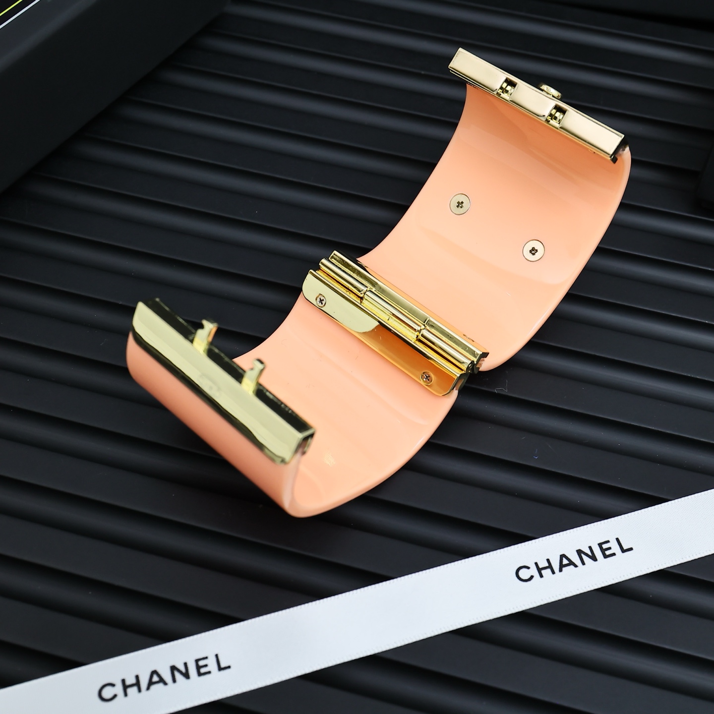  Chanel亚克力双C镂空宽版开口手镯
超大的亚克力双C时髦又个性COOL
上手超级吸睛酷女孩日常lo