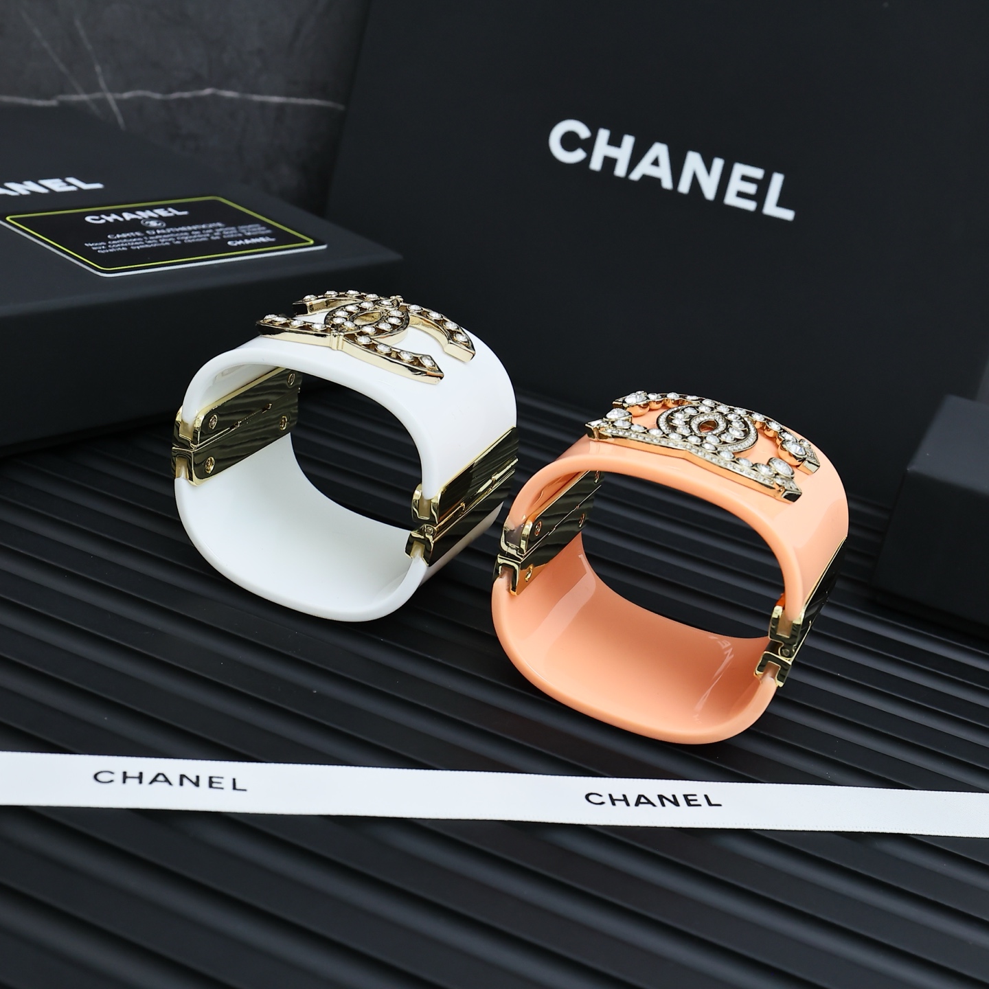  Chanel亚克力双C镂空宽版开口手镯
超大的亚克力双C时髦又个性COOL
上手超级吸睛酷女孩日常lo