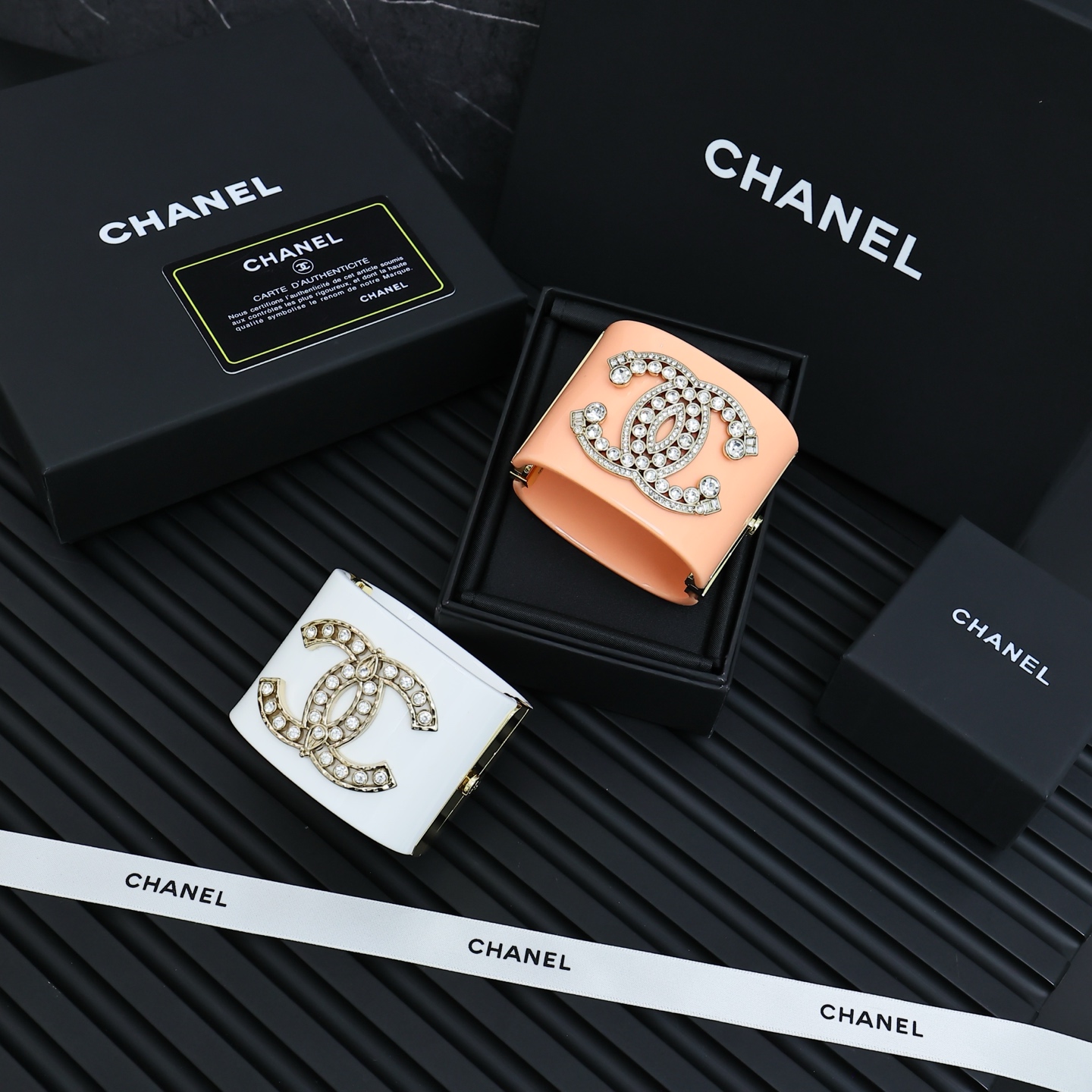  Chanel亚克力双C镂空宽版开口手镯
超大的亚克力双C时髦又个性COOL
上手超级吸睛酷女孩日常lo