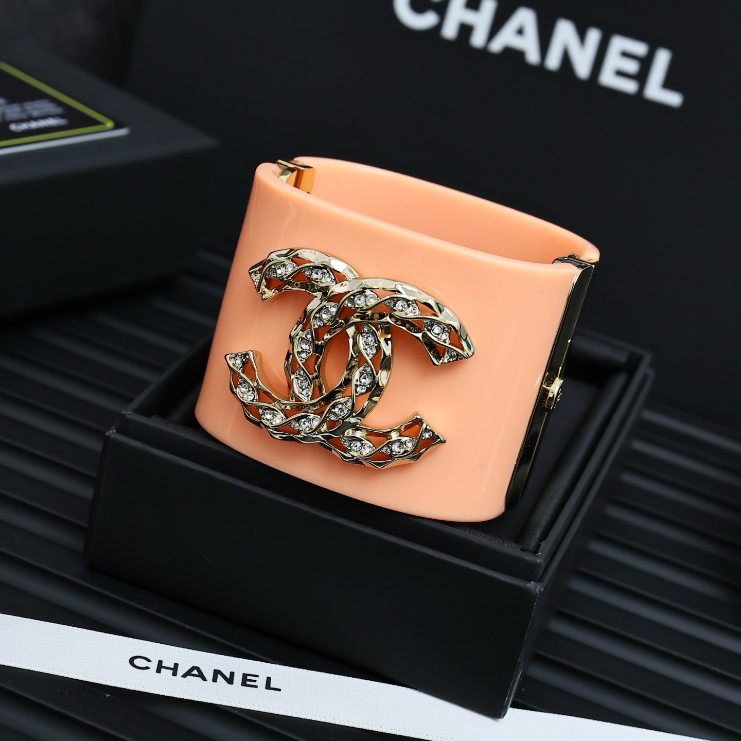 Chanel亚克力双C镂空宽版开口手镯超大的亚克力双C时髦又个性COOL上手超级吸睛酷女孩日常look必