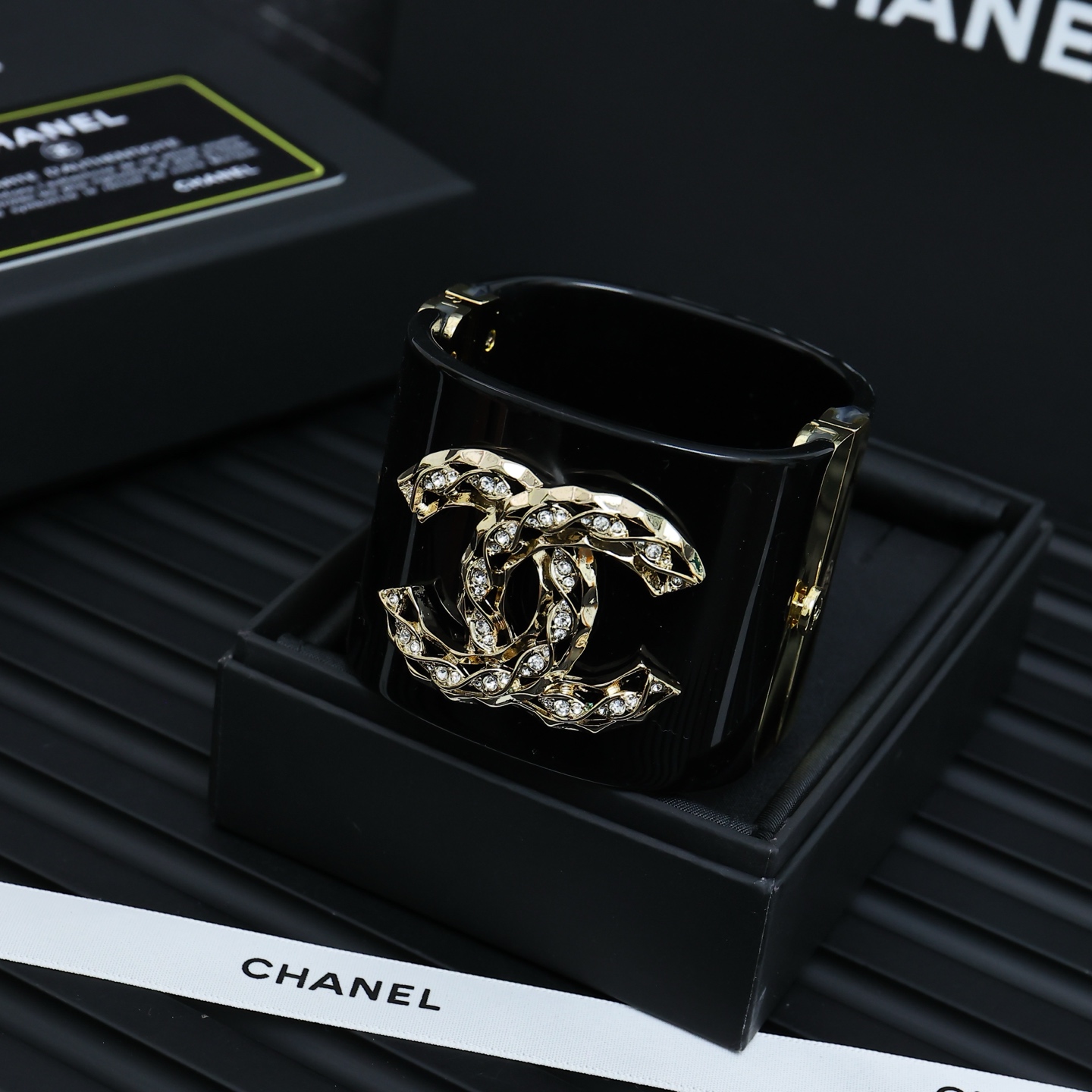 Chanel亚克力双C镂空宽版开口手镯超大的亚克力双C时髦又个性COOL上手超级吸睛酷女孩日常look必