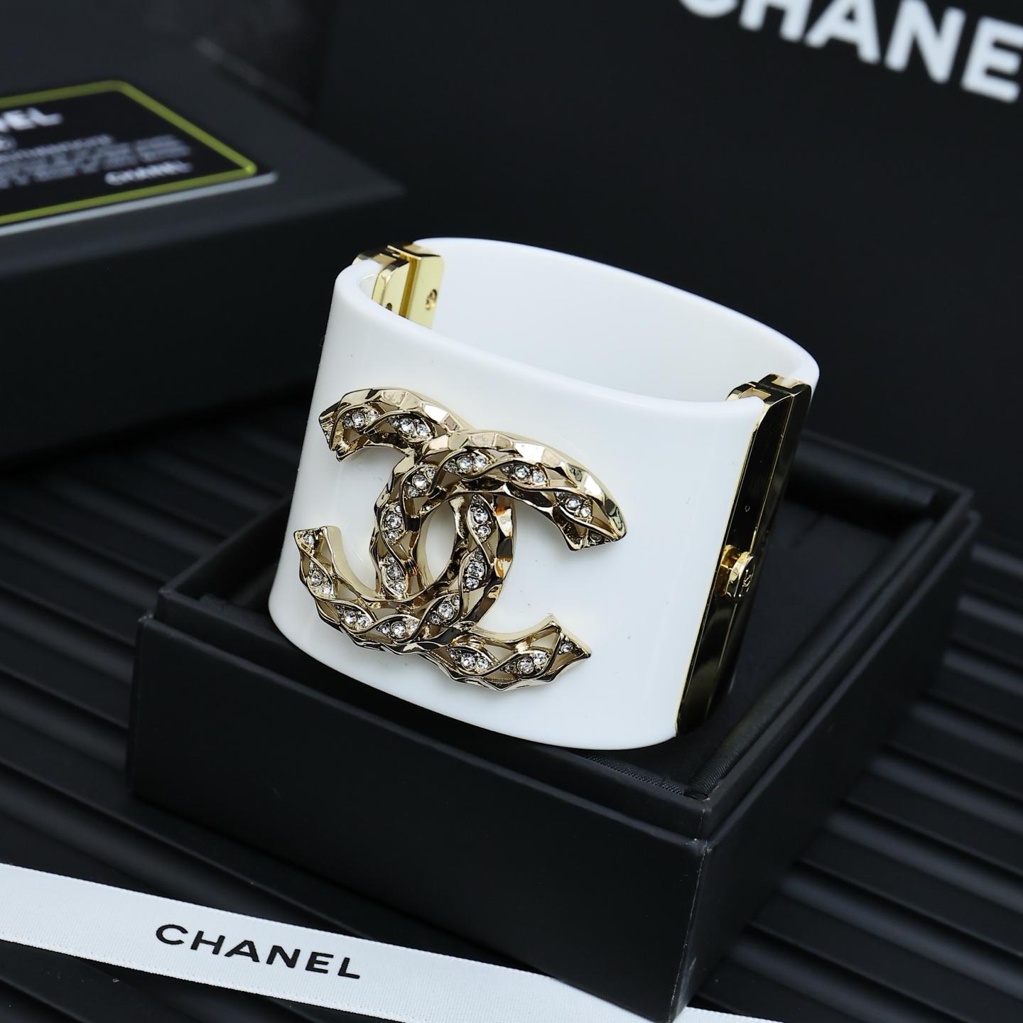 Chanel亚克力双C镂空宽版开口手镯超大的亚克力双C时髦又个性COOL上手超级吸睛酷女孩日常look必