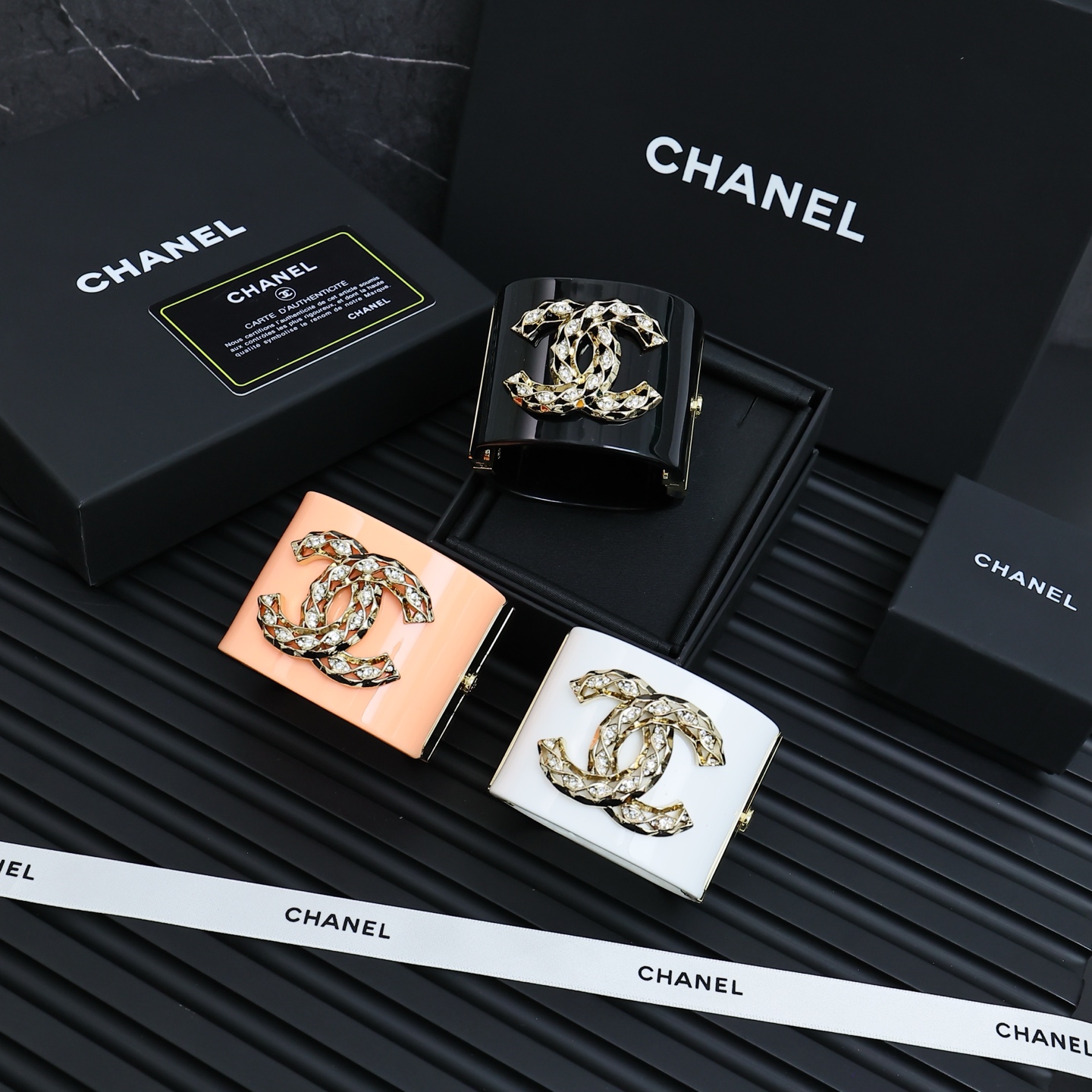 Chanel亚克力双C镂空宽版开口手镯超大的亚克力双C时髦又个性COOL上手超级吸睛酷女孩日常look必