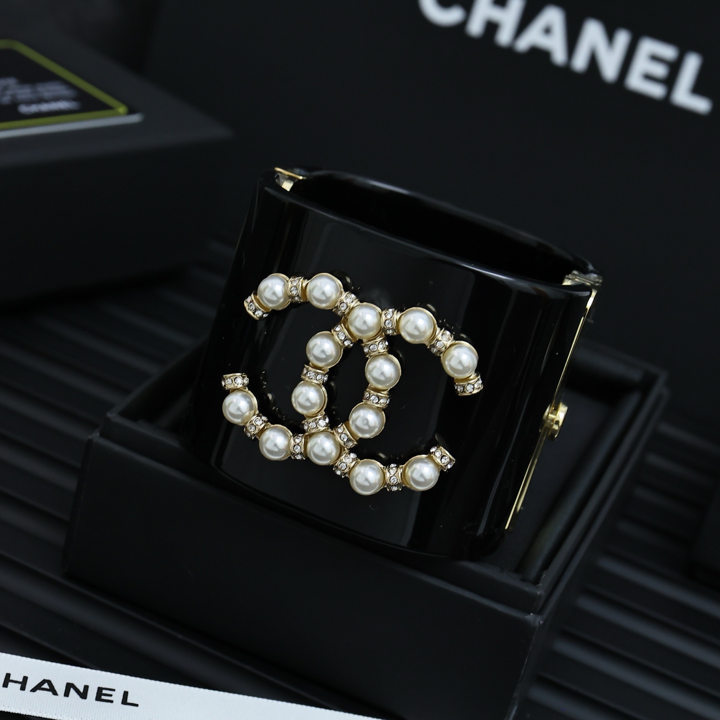  Chanel亚克力双C镂空宽版开口手镯
超大的亚克力双C时髦又个性COOL
上手超级吸睛酷女孩日常lo