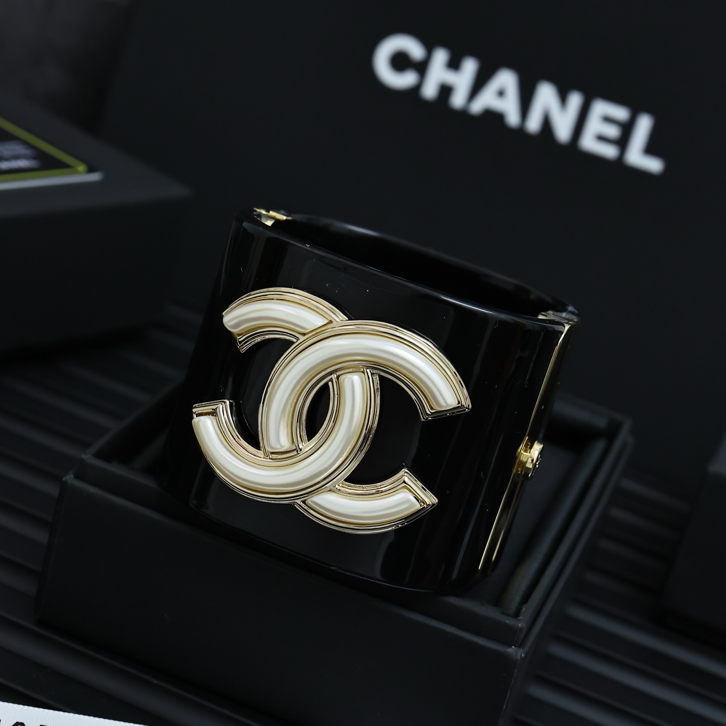  Chanel亚克力双C镂空宽版开口手镯
超大的亚克力双C时髦又个性COOL
上手超级吸睛酷女孩日常lo