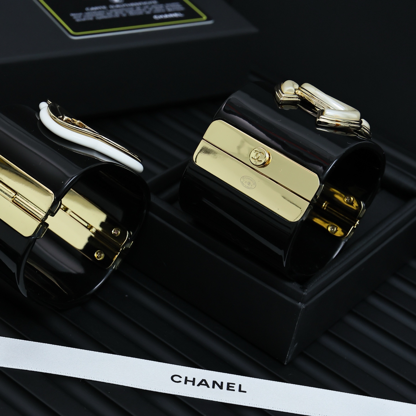  Chanel亚克力双C镂空宽版开口手镯
超大的亚克力双C时髦又个性COOL
上手超级吸睛酷女孩日常lo