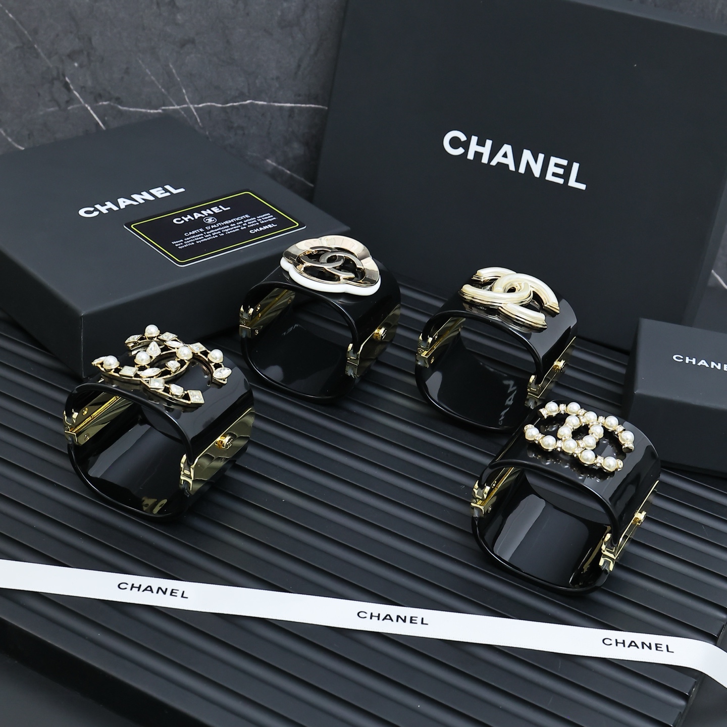  Chanel亚克力双C镂空宽版开口手镯
超大的亚克力双C时髦又个性COOL
上手超级吸睛酷女孩日常lo