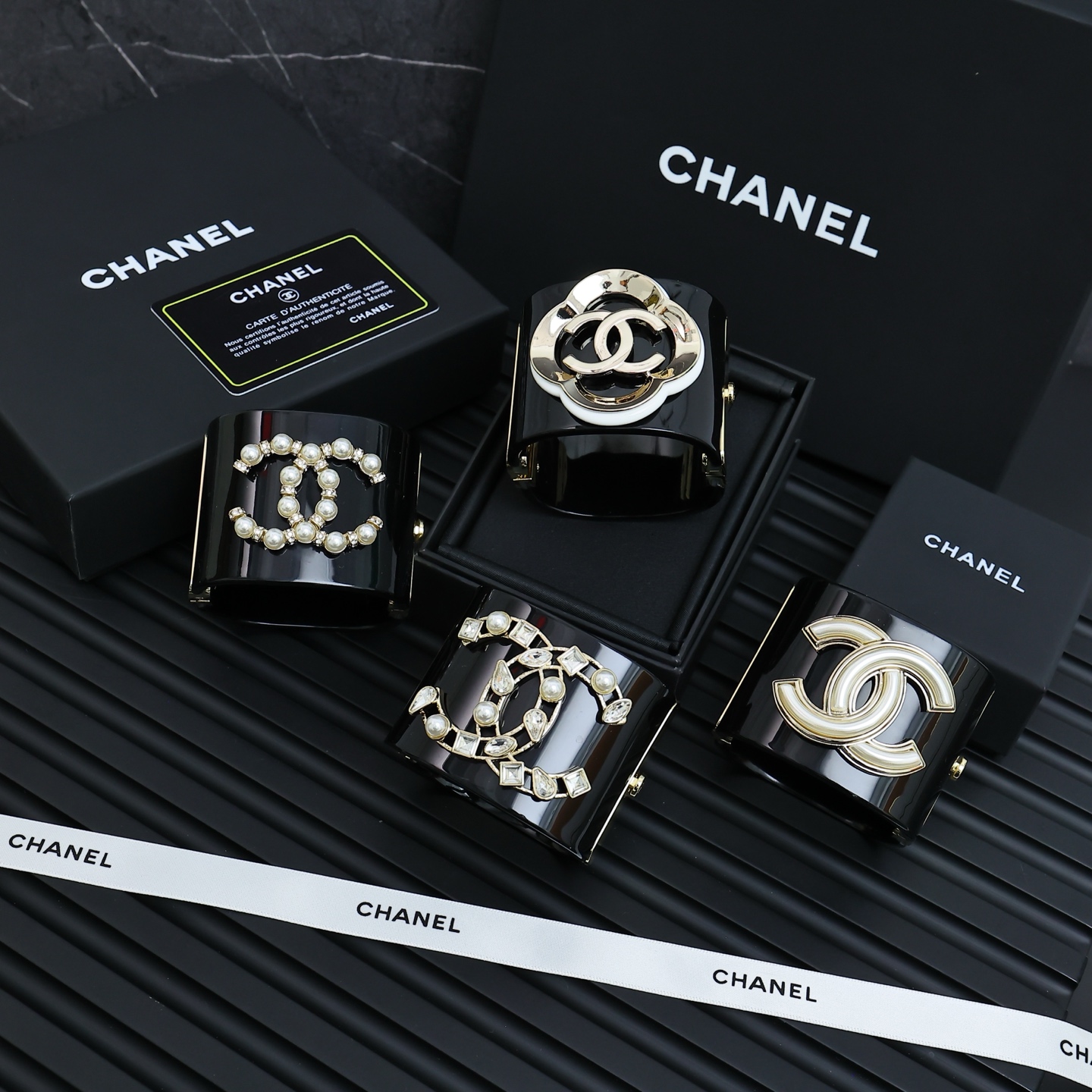 Chanel亚克力双C镂空宽版开口手镯
超大的亚克力双C时髦又个性COOL
上手超级吸睛酷女孩日常lo
