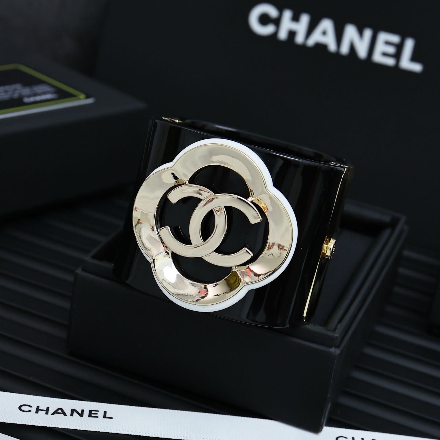  Chanel亚克力双C镂空宽版开口手镯
超大的亚克力双C时髦又个性COOL
上手超级吸睛酷女孩日常lo