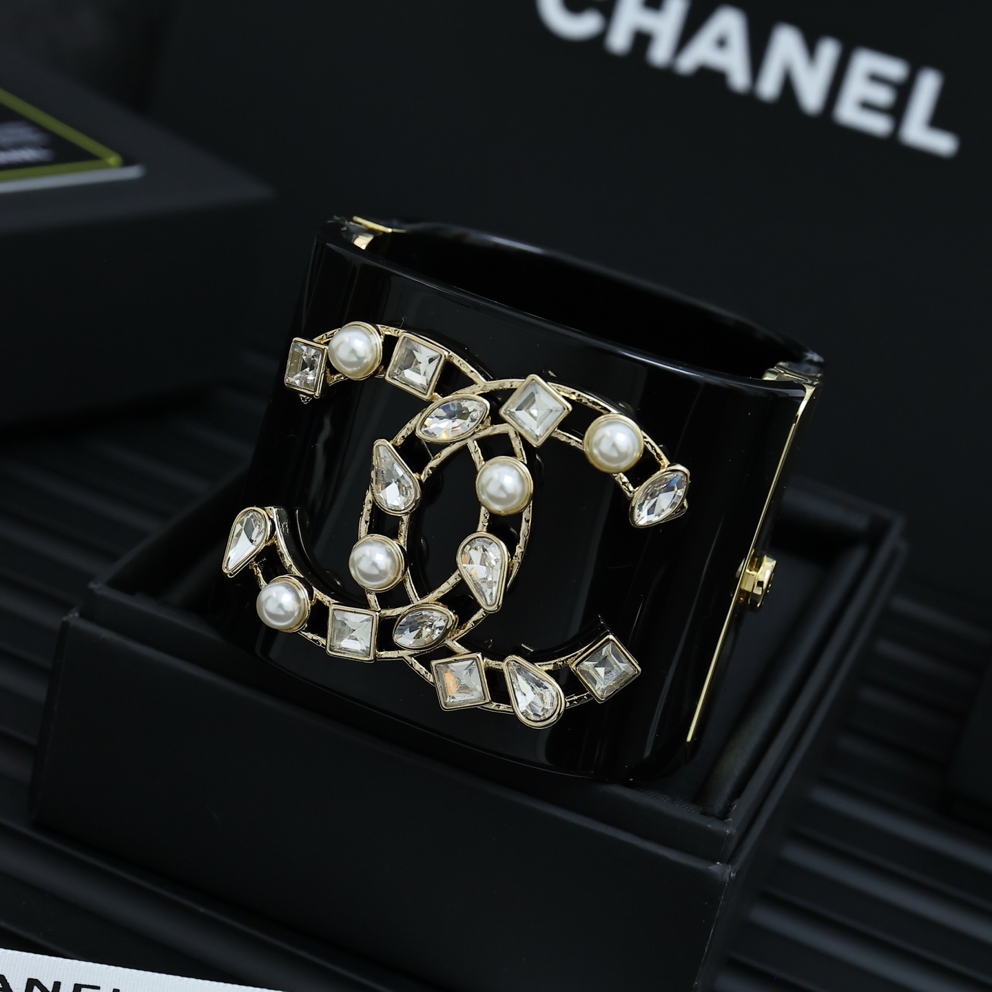  Chanel亚克力双C镂空宽版开口手镯
超大的亚克力双C时髦又个性COOL
上手超级吸睛酷女孩日常lo